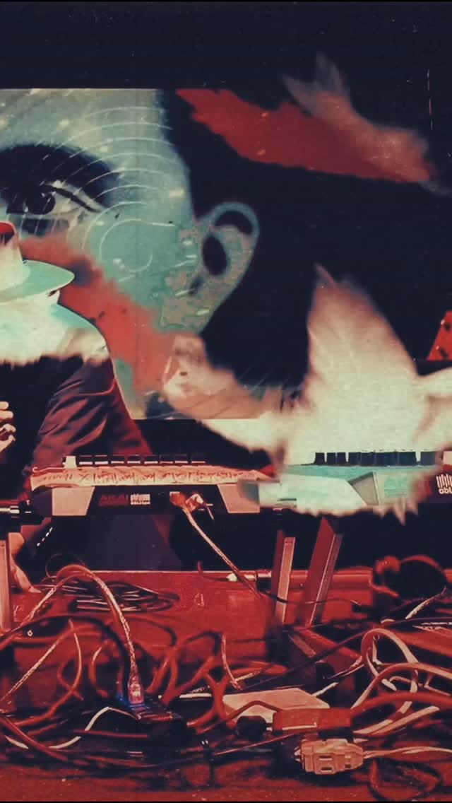 Techxturas Sonoras - literatura mexicana, música electrónica en vivo y proyección audiovisual.
_
"Dos almas" de Esther Tapia de Castellanos, forma parte de este universo sonoro y escénico en el que textos de la memoria literaria mexicana del siglo XIX dialogan con música electrónica voz e imagen en vivo.
Más información en www.soyjairoguerrero.com