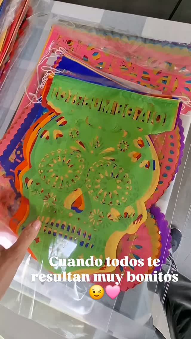 A veces, un diseño, un color, un aroma…
traen un montón de recuerdos. 🧡💜💛
Y eso es también el Día de Muertos:
colores, aromas y detalles que nos conectan con quienes queremos y con nuestras tradiciones. 🌼💀✨
Nuestros banderines mexicanos llenan cada espacio de color y significado.
🇲🇽 Originales de México ·
www.fiestamexicana.cl
