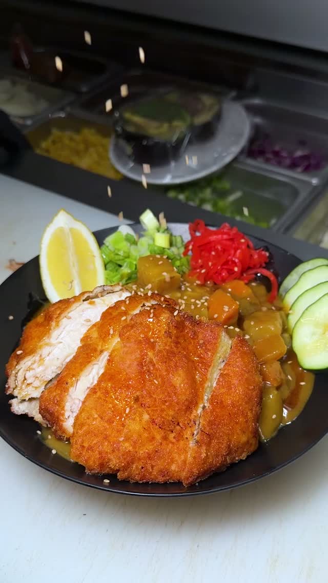 Katsu curry plate, made to order. Crispy cutlet sliced fresh and set on curry, then lemon, pickled ginger, cucumber and green onion, finished with sesame. Come get one 🔥
📍 2600 W Sahara Ave Ste 119
🕒 Mon-Thurs 11am-12am / Fri Till 1am
🕒 Sat 11:30am-1am / Sun 11:30am-12am
#vegasramen #vegasfoodie #vegaseats