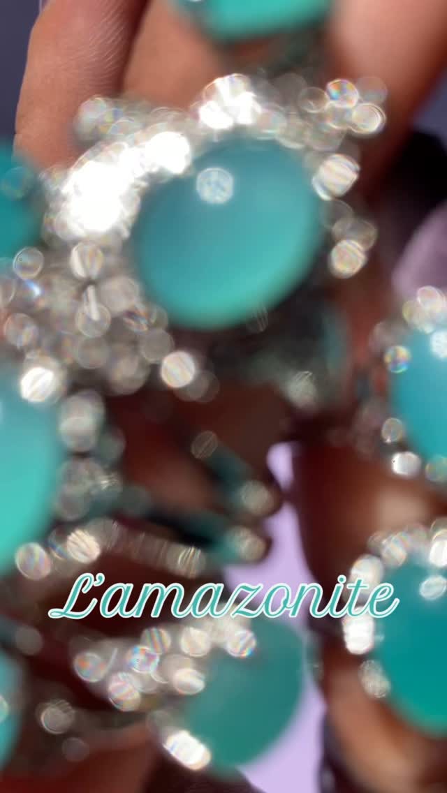 Regardes moi ces amazonites en plein soleil ☀️
Jeudi dernier, j’ai complètement loupé les photos et les vidéos de ces bagues. Il manquait du soleil.
Je viens de toutes les reprendre et regardez moi ce résultat 🤩
Elles sont sublimes 🩵
Si vous avez besoin de reprendre contact avec vous même, de retrouver votre Moi, je vous recommande vivement l’amazonite.
C’est une première étape avant de reprendre confiance et d’aller plus loin dans son travaille d’introspection et d’individuation.
🏷️ : Les bagues sont réglables, en cuivre avec 3 couches d’argent au prix de 18,90€.
Envie de vous laisser tenter ??? Écrivez-moi un mp.
#amazonite #amazonitejewelry #amazonitegemstone