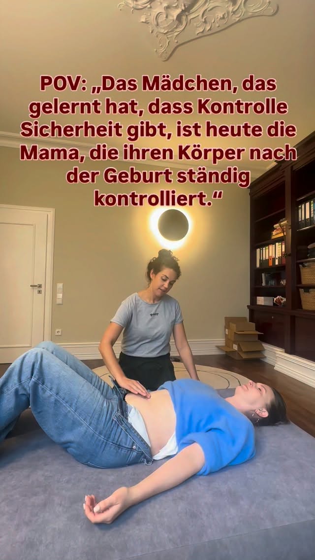 Vielleicht kennst du das. Du möchtest eigentlich gar nicht ständig über deinen Körper nachdenken. Aber trotzdem schaust du morgens in den Spiegel. Ziehst vielleicht kurz den Bauch ein.
Fragst dich, warum er noch immer wie schwanger aussieht. Überlegst, ob du diese oder jene Übung machen darfst und irgendwo zwischen Alltag, Kindern und all den Erwartungen an dich selbst merkst du:
Ich vertraue meinem Körper gerade nicht so richtig. Genau da beginnt für mich unsere gemeinsame Geschichte.
Jill ist Psychologin.
Ich bin Caro, Sportökonomin und Rektusdiastase-Expertin.
Wenn du dich jetzt fragst: was ist das denn? Eine Rektusdiastase beschreibt den Abstand zwischen den gerade Bauchmuskel. Zwischen den Bauchmuskeln befindet sich die Linea Alba, eine Sehne und weil diese überdehnt und weich ist, wandern die geraden Bauchmuskeln auseinander und dadurch können, Beckenboden-, Rückenbeschwerden oder ein Blähbauch entstehen.
Obwohl Jill und ich aus zwei unterschiedlichen Fachrichtungen kommen, begegnen wir uns immer wieder bei einem Thema:
Wie können Frauen wieder mehr Vertrauen in sich und ihren Körper entwickeln?
Jill hat bei mir mit einer Rektusdiastase von 6 cm gestartet.
Heute messen wir 2,5 cm. 💃🌸💪✨ Herzlichen Glückwunsch liebe @psychologin_jill_baier
Aber unser Ziel war nie nur eine kleinere Zahl. Wir wollten verstehen, was ihr Körper kann.
Wie sie Belastung aufnimmt.
Wie sich ihre Körpermitte anfühlt.
Und vor allem: wieder Vertrauen in sie entwickeln.
Denn dein Körper ist nicht dein Gegner. Du musst ihn nicht ständig kontrollieren, um dich in ihm sicher zu fühlen. ❤️
Wenn du verstehen möchtest, was du bei einer Rektusdiastase wirklich selbst beeinflussen kannst, dann komm in mein kostenloses Webinar.
Kommentiere WEBINAR und ich schicke dir die Infos.