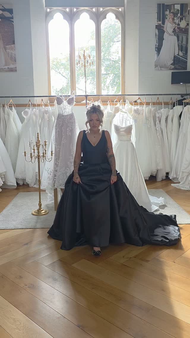 New black dress! whos loving it? 🖤
#blackweddingdress #gothic #blackvibes #weddingdresses