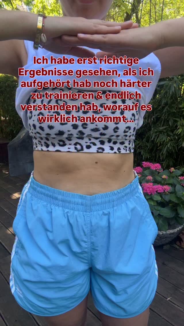 Ich dachte lange: Wenn ich endlich richtig Ergebnisse sehen will, muss ich noch härter trainieren.
Hey, ich bin Caro, Sportökonomin und habe nach meiner 2. Geburt eine 8cm Rektusdiastase behalten und habe so trainiert:
Mehr Wiederholungen.Mehr Bauchtraining.Mehr Intensität.
Aber genau da lag mein Denkfehler. Ich habe erst richtige Veränderungen gesehen, als ich verstanden habe, WIE ich meine Körpermitte belasten muss. Nicht einfach nur stärker anspannen. Sondern lernen, Atmung, Bauchspannung und Bewegung miteinander zu koordinieren und die Belastung Schritt für Schritt aufzubauen. Denn eine starke Körpermitte entsteht nicht dadurch, dass du dich bei jeder Übung maximal verausgabst. Sie entsteht durch gutes Training.
Genau so ist meine Heilung und dann auch meine eigene Methode entstanden, die schon über 700 Frauen erfolgreich durchlaufen haben. Deshalb möchte ich Frauen mit Rektusdiastase nicht erzählen, dass sie einfach „mehr machen“ müssen. Ich möchte dir zeigen, was du konkret tun kannst.
Wenn du bereit bist, selbst Verantwortung für deinen Körper zu übernehmen, dann bist du hier richtig. ❤️
Im kostenlosen Webinar vor meiner Oktober-Challenge zeige ich dir die wichtigsten Grundlagen.
Folge mir für mehr Übungen und Wissen rund um Rektusdiastase & Core.
Kommentiere „Oktober“ , wenn du beim kostenfreien Webinar dabei sein möchtest.