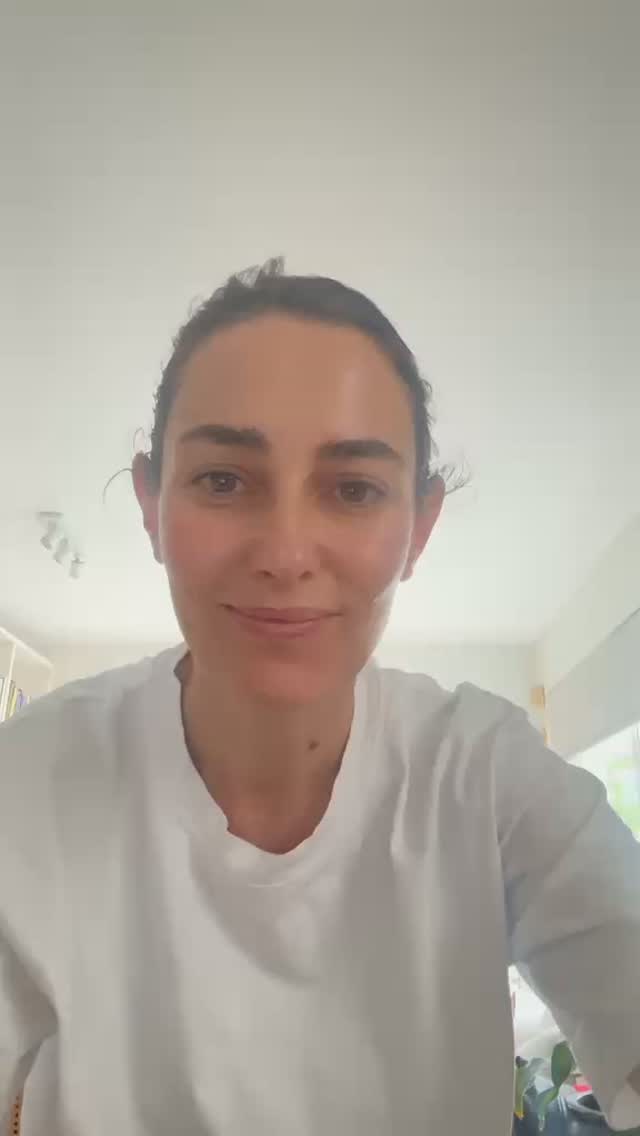 🎥 La actriz Javiera Díaz De Valdés nos invita nuevamente a la “Feria Malqueridas: Encuentros para la Reinserción”, apoyando nuevamente las actividades de este punto de encuentro afectivo y empático, que promueve una reflexión colectiva sobre la importancia de la reinserción y el rol que tiene la sociedad en la construcción de comunidades más inclusivas.
📣 3° Feria Malqueridas
🗓️10 y 11 de octubre | 10:00 a 19:00 hrs.
📍 Centro Cultural La Moneda (@ccplm) | Nivel -3
🎟️ Entrada liberada
🫂 La iniciativa organizada por @erranteproducciones y el Centro Cultural La Moneda reunirá más de 30 stands de emprendimientos, organizaciones sociales y proyectos vinculados a personas que estuvieron o están actualmente privadas de libertad y además una programación cultural con ciclo de cine, presentaciones literarias, charlas y actividades participativas.
🌟 Gracias @javdiazdevaldes por tu apoyo!
🤝 Con la colaboración del Centro Cultural Letras Públicas (@letraspublicas), la Fundación Arte Comunitario (@fundacion_artecomunitario), la Cineteca Nacional (@cinetecanacionalcl), la Red de Acción Carcelaria (@redaccioncarcelaria), y Juntos por la Reinserción (@juntosporlareinsercion)
#FeriaMalqueridas #Reinserción #ReinserciónSocial #Malqueridas #CineChileno #Documental #ErranteProducciones #CCPLM