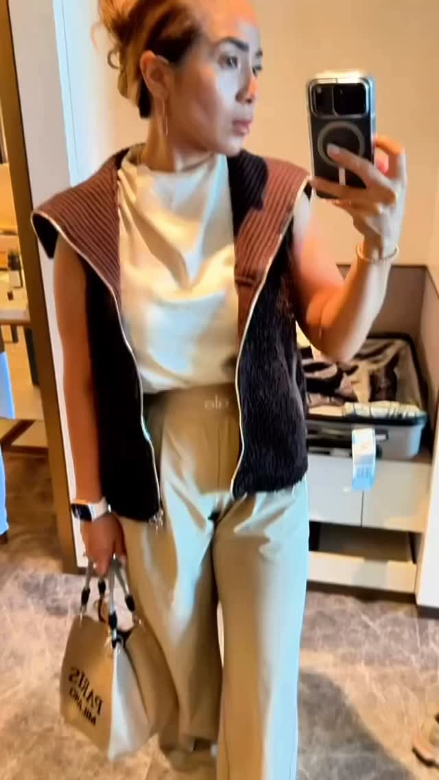 GRWM in Seoul before a full day of learning from the best
✨ Day 1 of our Korea trip starts with hydration, our skinbetter science travel minis (cleanser, Alto antioxidant, and tinted SPF 75), and an outfit that can keep up with a packed schedule.
Then it’s off to visit expert clinics across Seoul to train in advanced PDO thread techniques, because staying ahead on the latest innovations means you get the benefits right here in Honolulu.
PS: those skinbetter travel minis are getting their own promo soon, so stay tuned 👀
Part 2 coming soon!
#hawaiiaesthetic #medspahonolulu #hawaiimedspa #hawaiiesthetician