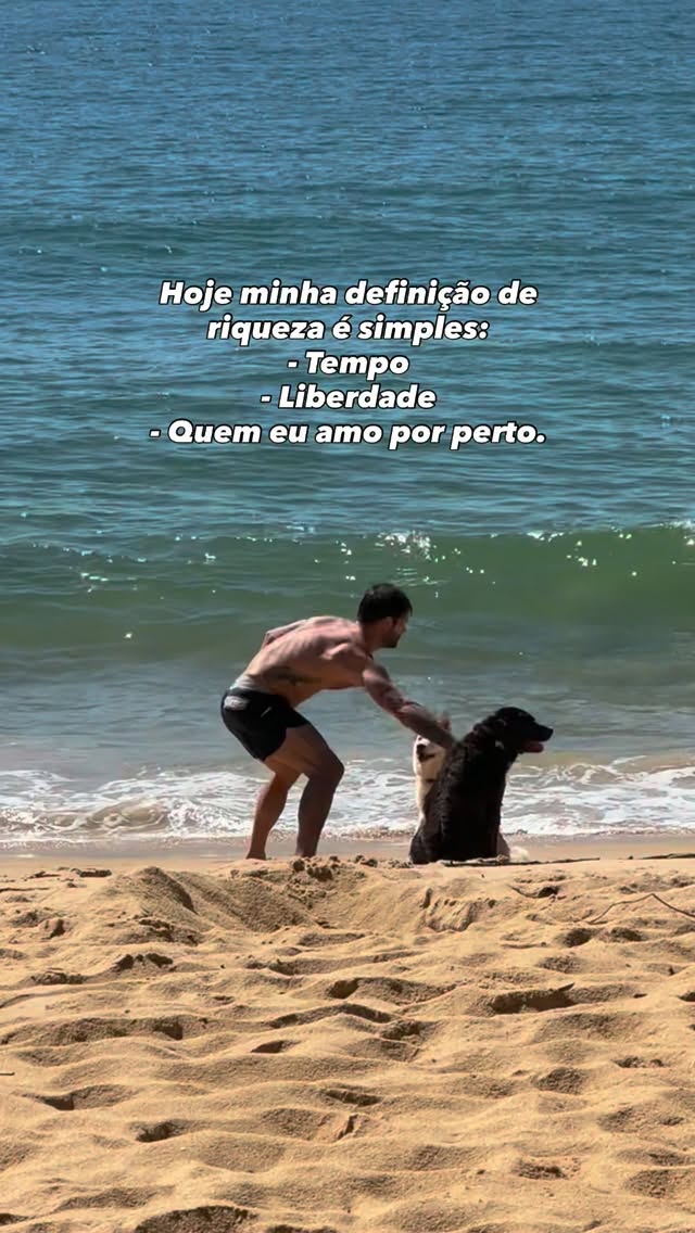 Durante muito tempo eu associei riqueza a dinheiro.
Acho que quase todo mundo faz isso em algum momento.
Dinheiro traz conforto.
Traz segurança.
Traz possibilidades.
Mas viver na estrada, viajar por tantos lugares e construir uma vida fora do caminho tradicional mudou bastante a forma como eu enxergo isso.
Hoje eu penso em riqueza de outro jeito.
Ter tempo numa terça-feira.
Poder escolher onde estar.
Conseguir viajar com minha família.
Passar o dia com minha filha.
Ter meus cachorros por perto.
Trabalhar sem sentir que minha vida inteira pertence ao trabalho.
Dinheiro continua sendo importante.
Mas virou ferramenta.
Não destino.
No fim das contas, eu acho que riqueza é poder escolher como gastar aquilo que você nunca consegue ganhar de volta:
o seu tempo.
Bora Viver!
Seja bem vindo por aqui 🙏🏽