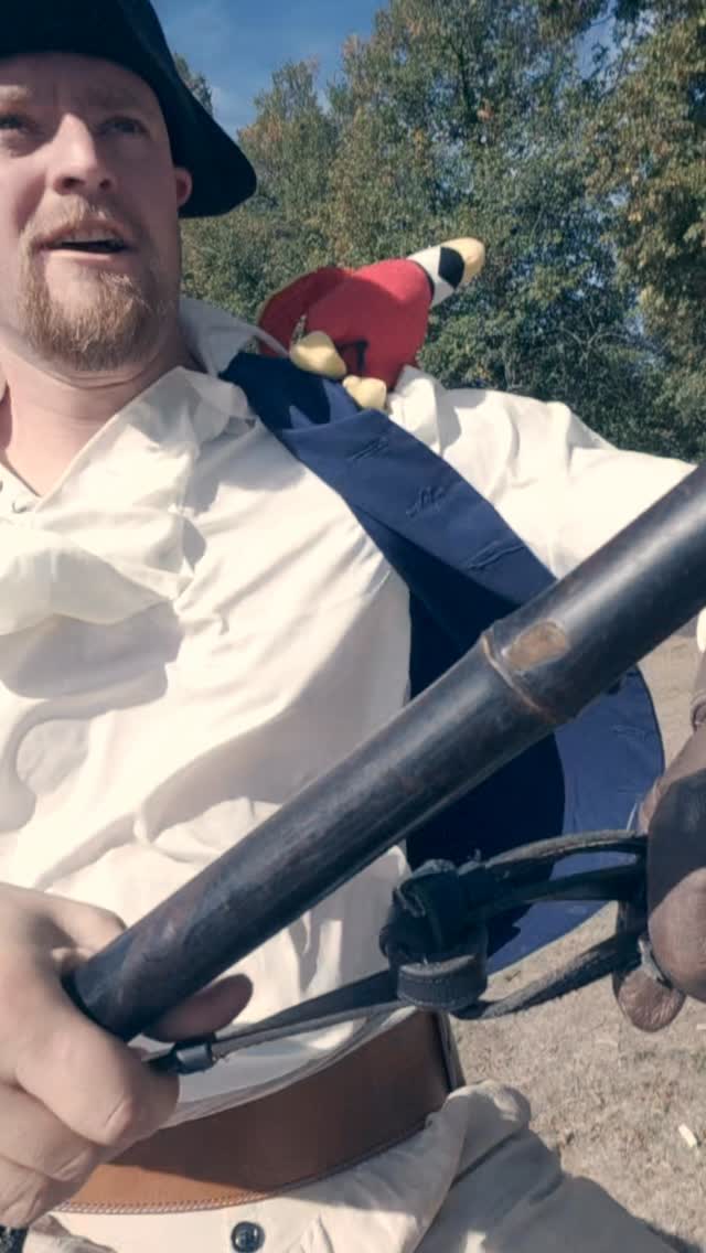 Thomas Pound and Pete the Parrot from @fanforfest this year
🏴☠️ @robert_ivall
🦜 Pete
🐴 @black_mountains_stunt_horses
🎥 CindyCam @r_j_jones_photography @dji @djiglobal