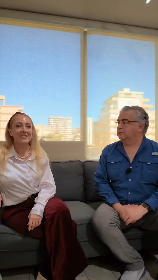 ¿Cómo nos conocimos? 👀 ¡Qué copucha! 🤭❤️ En este reel les contamos un poquito de nuestra historia.
Para nosotros, recibirlos en la clínica es como abrirles las puertas de nuestra casa 🏡✨ Queremos que se sientan cómodos, queridos y en confianza, porque más que sonrisas, construimos vínculos.
¡Somos una gran familia y nos encanta que ustedes sean parte de ella! 🫶
Gracias por ser parte de nuestra historia. ❤️ #ortodoncia #rehabilitaciondental #familia #matrimonio #dentsalud