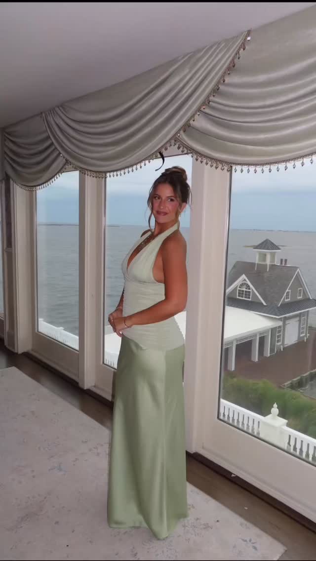 “The best and most even tan I’ve gotten.” — Samantha 🤍
That is exactly what an airbrush tan should feel like.
Samantha was a bridesmaid wearing the most beautiful soft mint dress—a color where the wrong tan could easily look too orange, too dark, or overpower her natural coloring.
Instead, we created her color around her skin.
Even. Warm. Refined. And completely believable.
At Sunkiss Airbrush™ By Alicia, we don’t choose a shade number and make your skin fit it. We look at your natural coloring, undertone, what you’re wearing, and the occasion before creating your Airbrush Formula.
Because whether you’re the bride, the bridesmaid, or standing beside someone you love on one of the biggest days of her life, your tan should still look like you.
And Samantha’s message afterward said everything.
Have a wedding on your calendar? Book your airbrush tan before your event date fills.
#LongIslandSprayTan #BridalSprayTan #LongIslandBride #BridesmaidTan #SunkissAirbrushByAlicia
