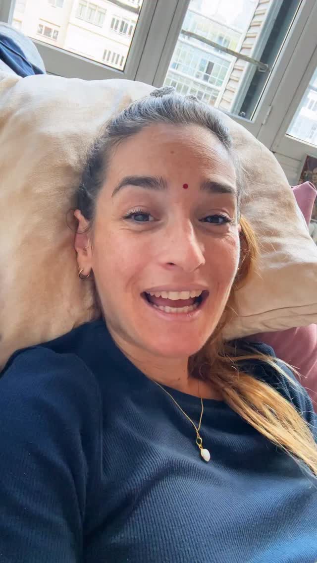 Quizás tu mente no necesita callarse 💛 Quizás solo necesita algo que hacer.
Pensamientos, listas, preocupaciones, conversaciones que todavía no han pasado… Y cuanto más le gritamos «¡estate quieta!», más salta el mono.
En el yoga no se pelea con la mente. Contar respiraciones también es meditar. Sentir los pies en el suelo también es meditar. Y darle al mono una rama donde quedarse también es una forma de calma 😊
Haz la prueba hoy: diez respiraciones profundas, con los ojos cerrados. ¿Qué has sentido?
Namaste 🙏🏾