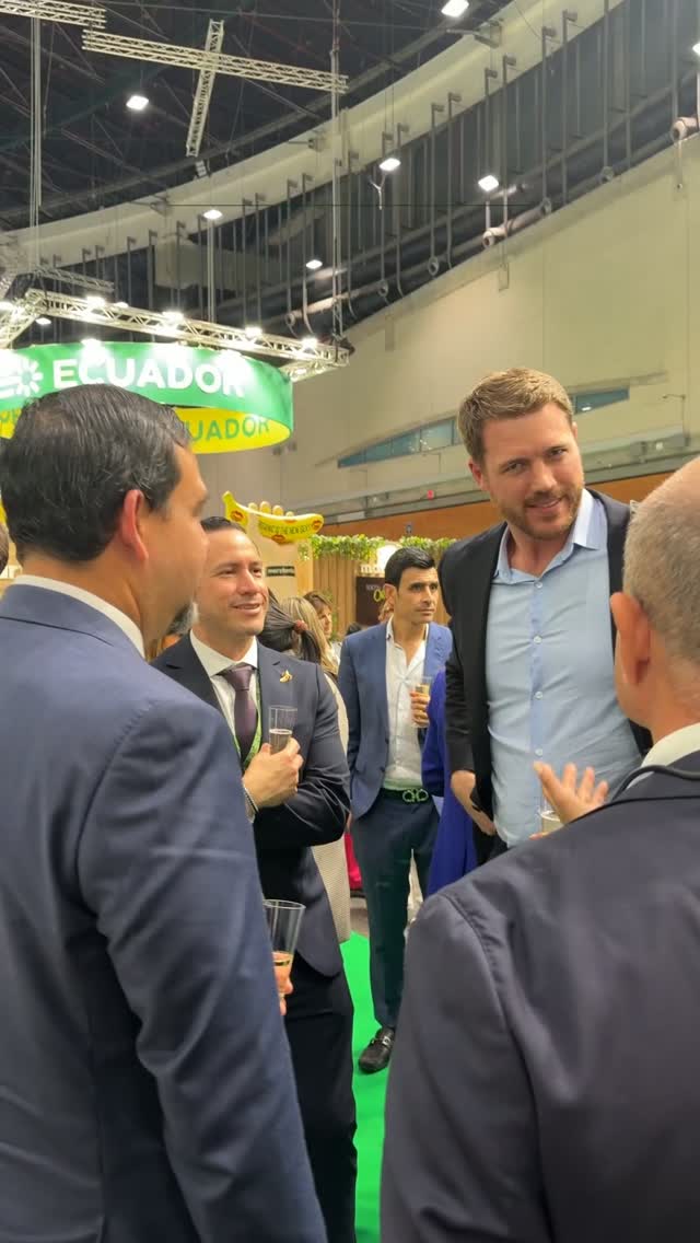 Brindamos por las alianzas que construyen el futuro del banano ecuatoriano 🥂🍌🇪🇨
En el corazón del Pabellón de Ecuador, junto a @fitosansa recibimos a productores, exportadores, compradores y aliados del sector bananero en nuestro Banana Cocktail, durante @fruitattraction_ 2026.
Una tarde de networking, conversación y nuevas conexiones, acompañada de una propuesta gastronómica de alto nivel de la mano de Zero Lab.
Gracias a todos los que nos acompañaron y a FITOSAN, por hacer posible este espacio.
#BananaCocktail #FruitAttraction2026 #BananoEcuatoriano