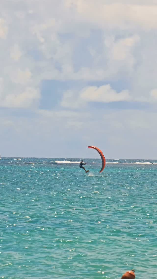 FULL THROTTLE. 🔥💨
6.5 m² of pure speed. 🚀 OZONE AFTERBURNER — powered up and flying fast. ⚡️
Parawing mode: MAX SPEED. 🏎️💨
#KawanaRiding #Ozone #Parawing #FoilLife #Guadeloupe