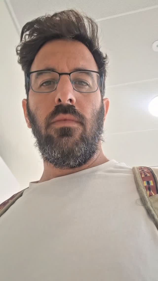בגדול אני מסתיר את ההתרגשות, כי עם כל האתגרים - הוראה זה פשוט דבר מרגש.
אז בין לעמוד זעוף על משקוף הכניסה בציפייה שכולם יתיישבו, או לדרוש מהכיתה לעמוד במקומם, אפשר פשוט להתקבל בשירה, כך שכל תלמידה באשר היא תבין שהמורה הגיע, תצטרף לשירה ותמצא את מקומה.
#הוראה #חינוךבחיוך #חינוך #מתמטיקה #כיתה