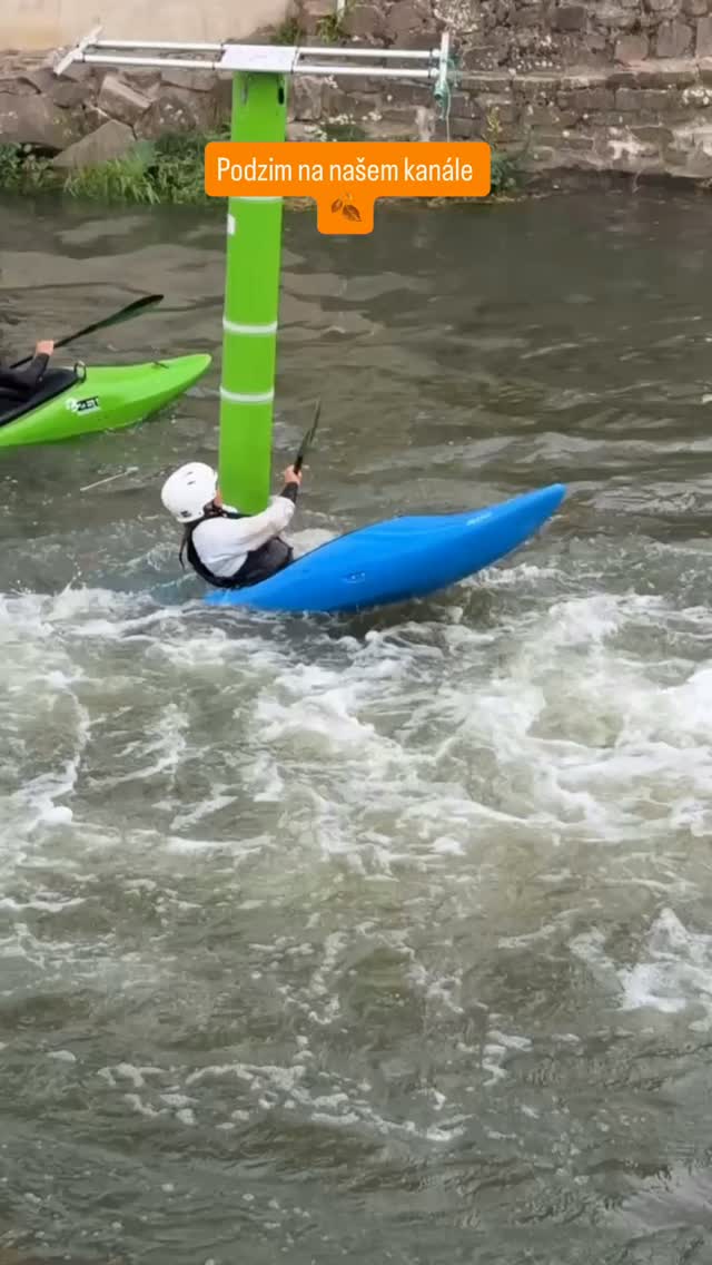 🍂 JEDNI ZAČÍNAJÍ. DRUZÍ JEŠTĚ NEKONČÍ. 🛶
Podzim dorazil i na náš opavský kanál. Naši nejmladší dál sbírají zkušenosti na vodě a kondiční příprava na další sezónu už se rozjela naplno. 💪
Zatímco nejmenší se učí, zkoušejí a posouvají svoje hranice, závodní tým má před sebou ještě jednu velkou výzvu.
🇨🇿 Mistrovství České republiky U23 v kayak crossu v Roudnici nad Labem!
Poslední týden se ladila forma, teď už je čas ukázat ji na vodě. 🔥
A pomalu se blíží i naše tradiční zamykání vody. 🍁
Závodní sezóna končí. Život na loděnici ale pokračuje. ❤️
#KanoeKlubOpava #KKOpava #VodníSlalom #KayakCross #MCRU23 Kanoistika Opava