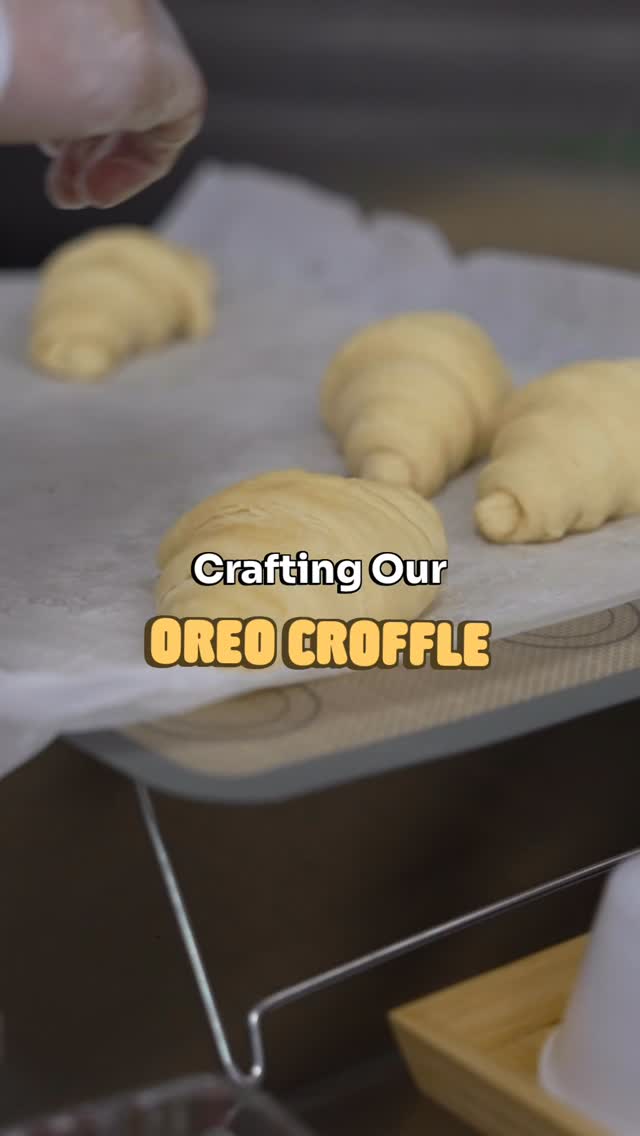 Crafting our oreo croffle at Fluffy Fluffy! This is the thing that can bring joy to your day.
#fluffyfluffy #croffle #oreo #spreadingjoy