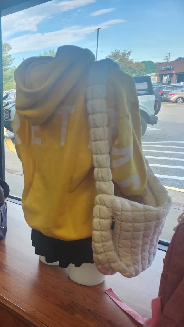 fall vibes are here 🍁 stay cozy in your @barretrash
#dancesuppliesetc #dse #barretrash #dancewear #warmup