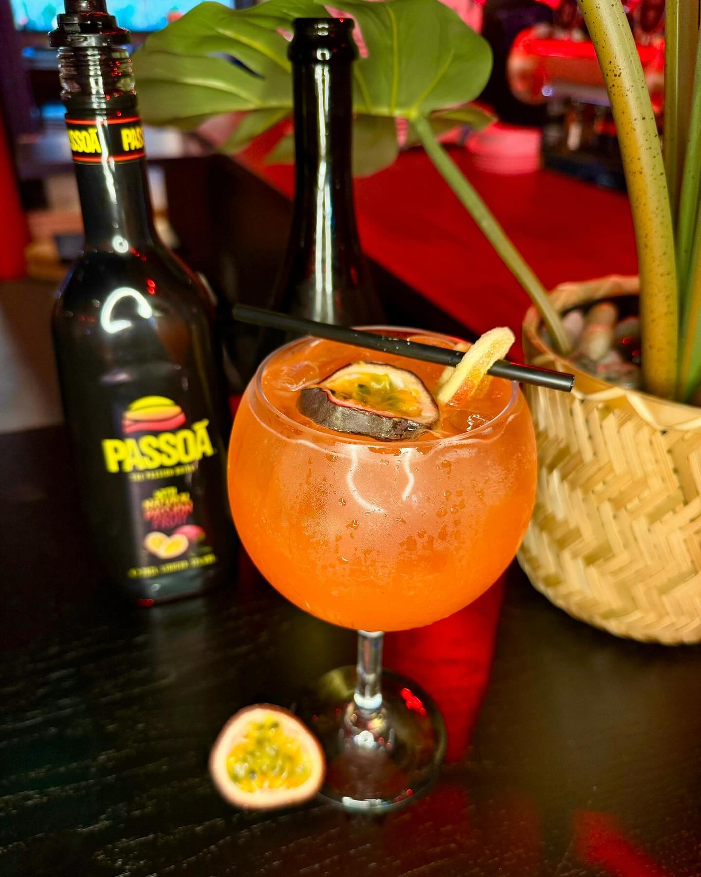 Le Passionata est un cocktail apĂ©ritif exotique et vibrant, qui sĂ©duit les amateurs de saveurs fruitĂ©es. InspirĂ© de lâAperol Spritz, il met en avant le fruit de la passion pour une touche tropicale et lĂ©gĂšrement acidulĂ©e. Parfait pour lâĂ©tĂ© ou pour donner une touche ensoleillĂ©e Ă toute occasion, il combine le pĂ©tillant et la fraĂźcheur du Spritz avec la douceur intense du fruit de la passionđč