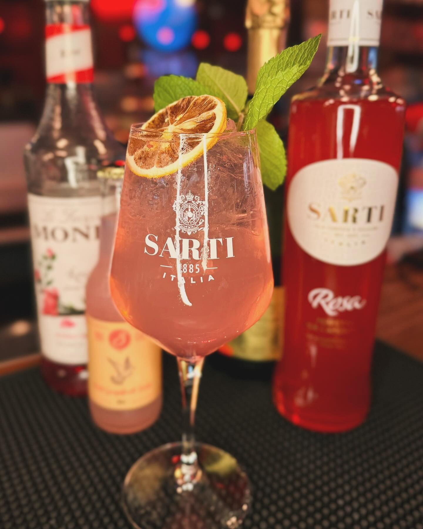 DĂ©couvrez notre nouveau cocktail, le Lady Spritz! Son secret? Le Sarti, une nouvelle liqueur qui allie des arĂŽmes fruitĂ©s et sucrĂ©s. Sans aucun doute, votre futur cocktail prĂ©fĂ©rĂ© ! đčâš