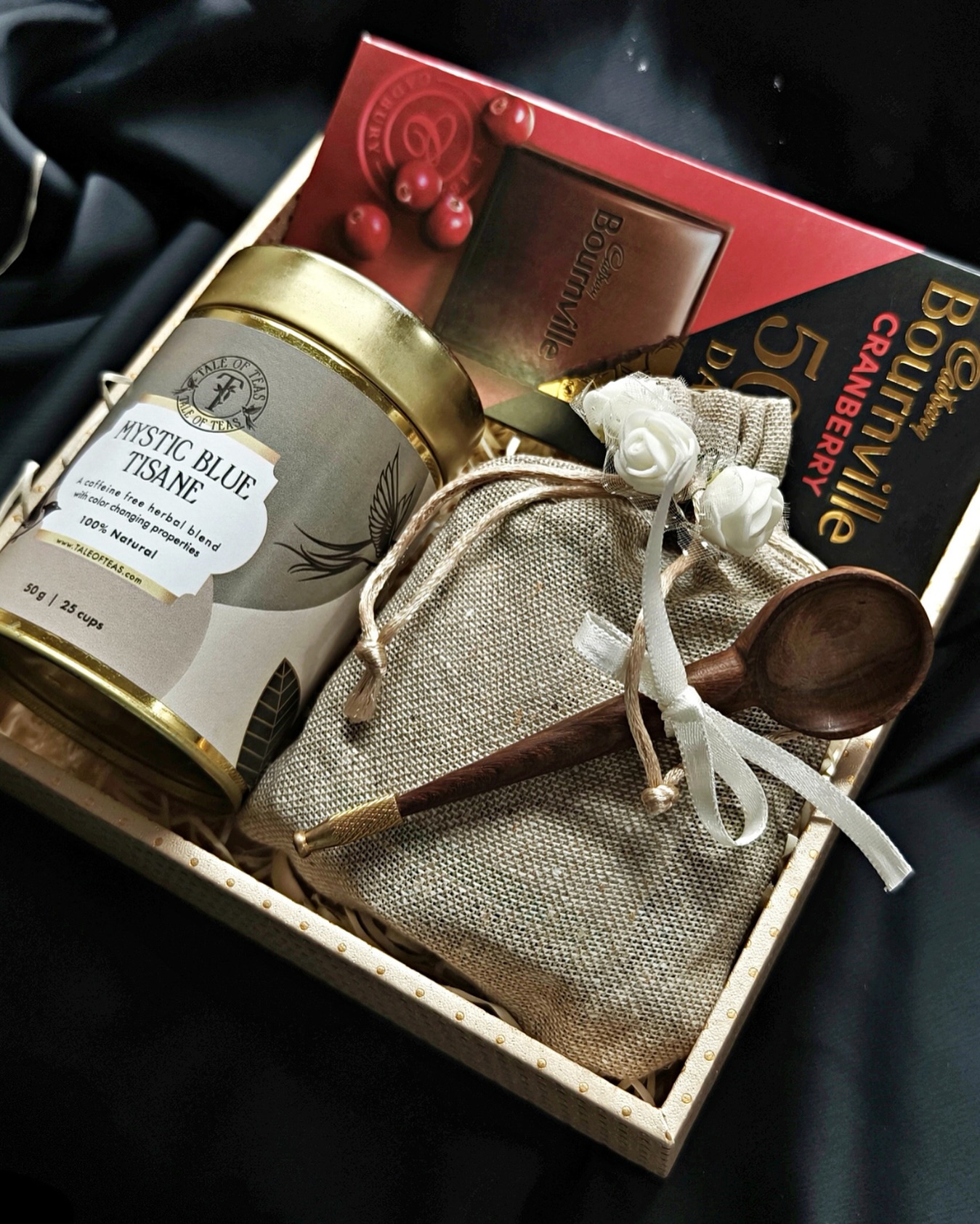 Customizable hampers by TOT ✨
This contains:
1 tea jar
1-3 tea pouches
1 wooden spoon
1 Bournville chocolate