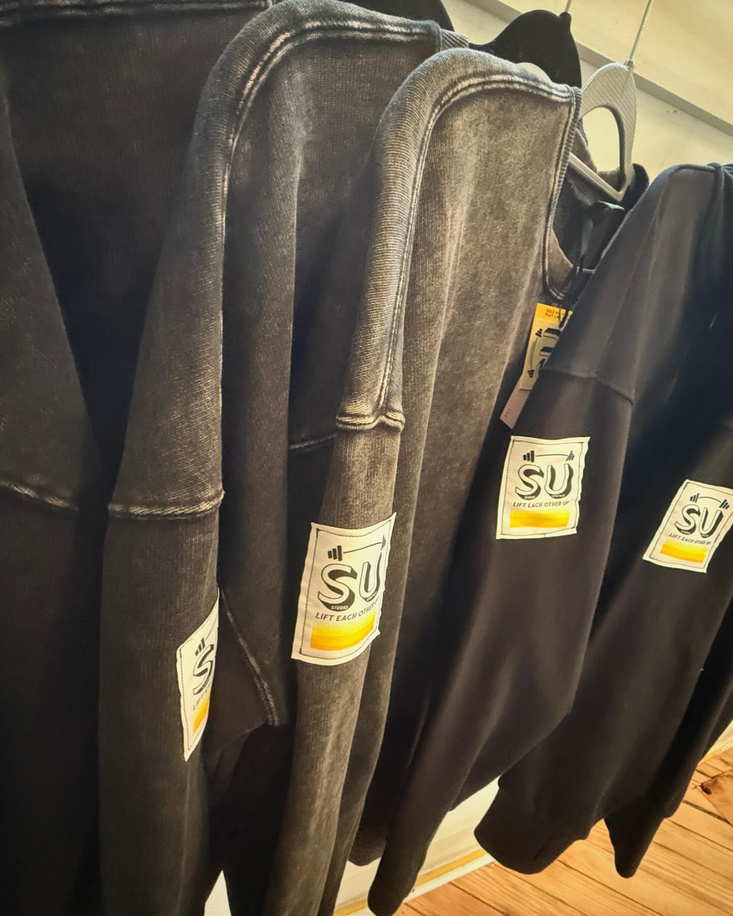 New merch is here!! Super duper soft, acid-washy oversized crew necks with big comfy drop sleeves, AND amazing 1/4 zip black hoodies WITH THUMBHOLES 🤩💯 both with our signature patch. Limited run so grab em while they're hot! More coming next month for the holidays with these originals as well as "the Bar Collection" 🏋️♀️🍸STAY TUNED. Both are cotton/poly blends, the crew runs super big, the hoodie is short but not cropped per se, probably size normally for those 💪🏻🙌
PS taking pictures of clothes is hard LOL so come and see em! 👀
#merch #thestudioupstateny #margaretville #hoodie #workout #catskills #lifteachotherup #upstateny #gym #lift