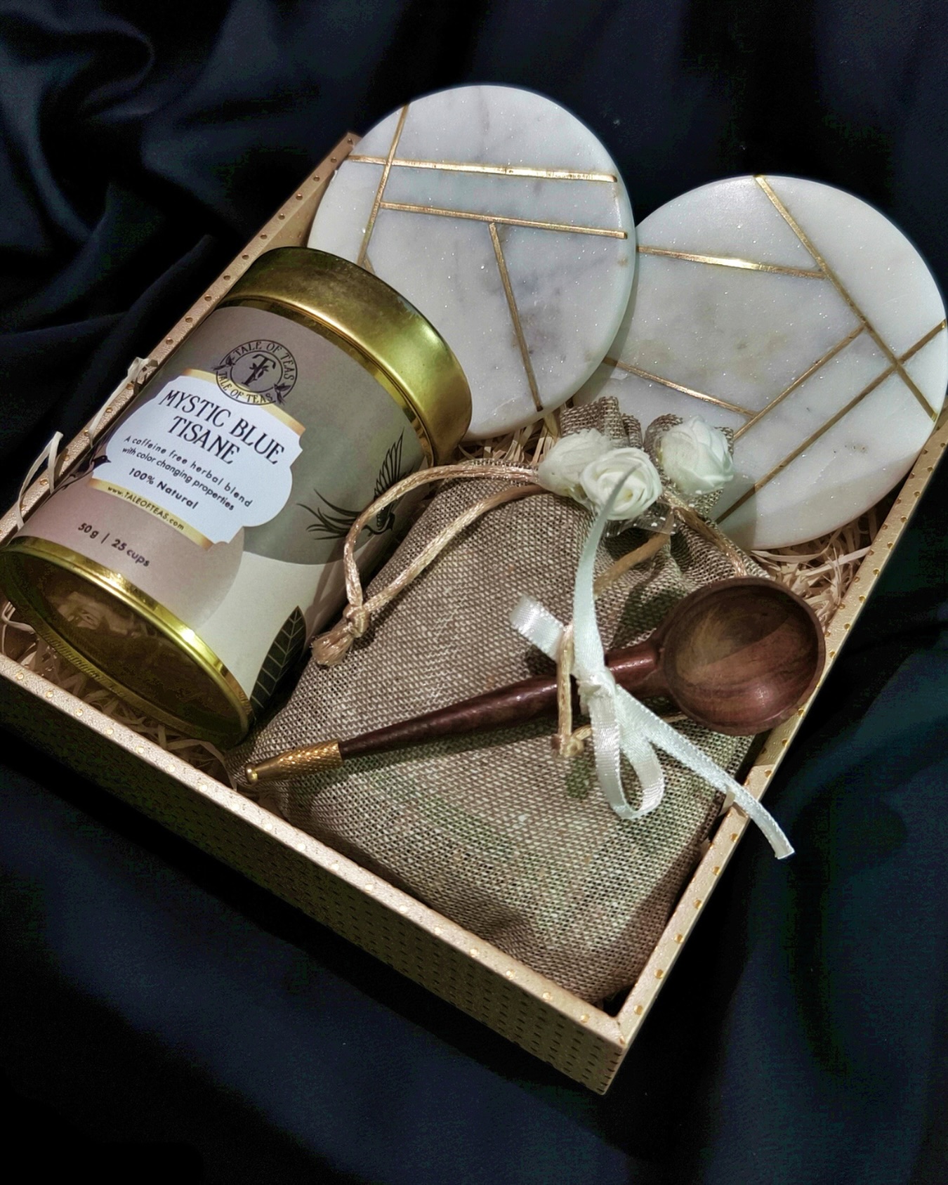 This set contains: 1 tea jar, 1-3 tea pouches, 1 wooden spoon and a set of marble and brass coasters.
Comment or DM for the price!