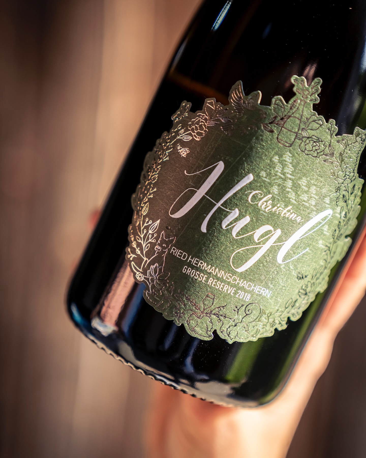 · DER URSPUNG · Grüner Veltliner Ried Hermannschachern Große Reserve Sekt Austria 2018
Wenn man versucht zu erklären, wo meine Heimat Stützenhofen liegt, kommt man nicht darum herum, Poysdorf zu erwähnen. Markant erhebt sich die große Pfarrkirche über die Rieden rund um die Weinstadt, wenn man Richtung Norden fährt. Man kann den Hermannschachern als Hommage an meine alte Heimat verstehen - das Weinviertel. Weingärten, die sich über die sanften Hügeln erstrecken. Weizenfelder, die sich im Wind wiegen. Der Blick in die Ferne, an guten Tagen bis zum Schneeberg - das alles sieht man vom Hermannschachern aus. Wer die unendlichen Weiten des Weinviertels spüren möchte, tut dies am besten von genau diesem besonderen Platz.
Jetzt erhältlich als Riedenkollektion in der 3er Holzkiste in limitierter Auflage von nur 300 Stück. Mehr Infos zu meiner neuen Riedenkollektion findet ihr unter www.christinahugl.at/riedenkollektion
#huglsprudel #riedenkollektion #grünerveltliner #riedhermannschachern#weinviertel #sektaustria #methodetraditionelle #großereserve #extrabrut #christinahugl