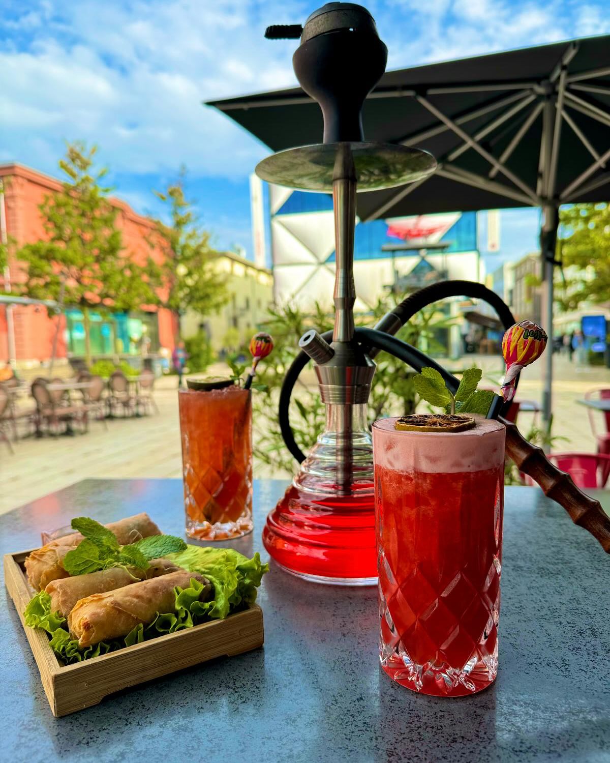 Venez dĂ©guster de merveilleux cocktails accompagnĂ©s de finger food, et pour les amateurs de chichas, dĂ©couvrez plus de 50 variĂ©tĂ©s diffĂ©rentes ! đčđš