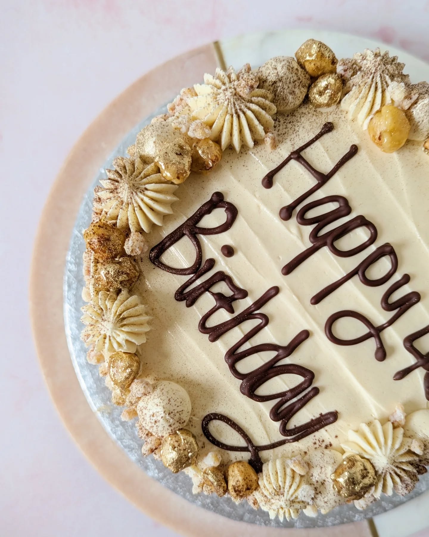 Hazelnut Cappuccino Birthday Cake🎈☕ DETAILS ➡️ Layers of espresso vanilla sponge, coffee swiss meringue buttercream, coated in candied chopped roasted hazelnuts & golden caramelised hazelnuts, finished with a dusting of dark cocoa ✨
#prismbakes #prismbakeecakes #harrowbakers #birthdaycake #coffeecake #cappuccinolover