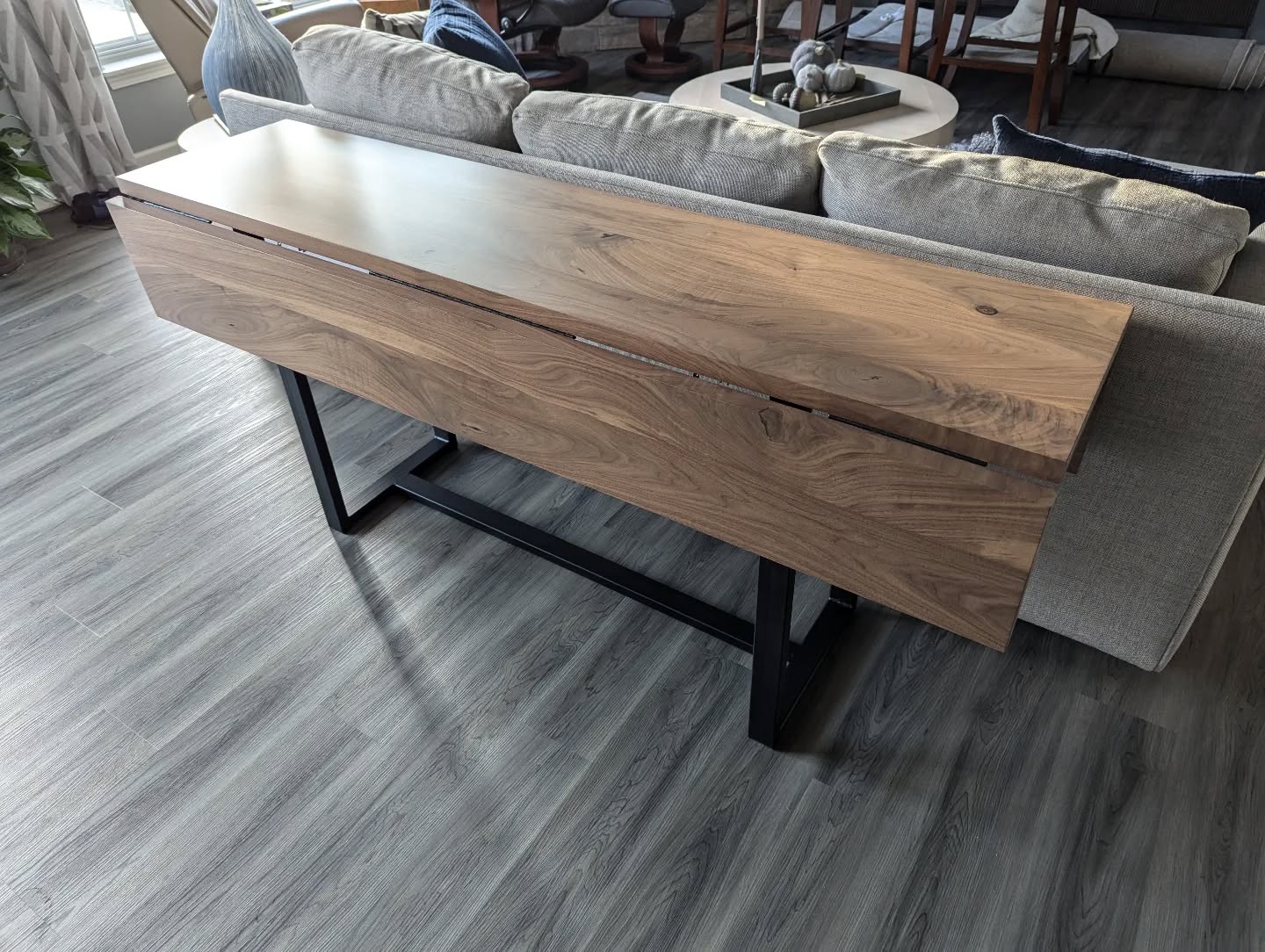 Walnut drop leaf console. Perfect solution to add some extra entertaining seating when needed. Link bio to order yours.
#customfurniture #table #livingroom