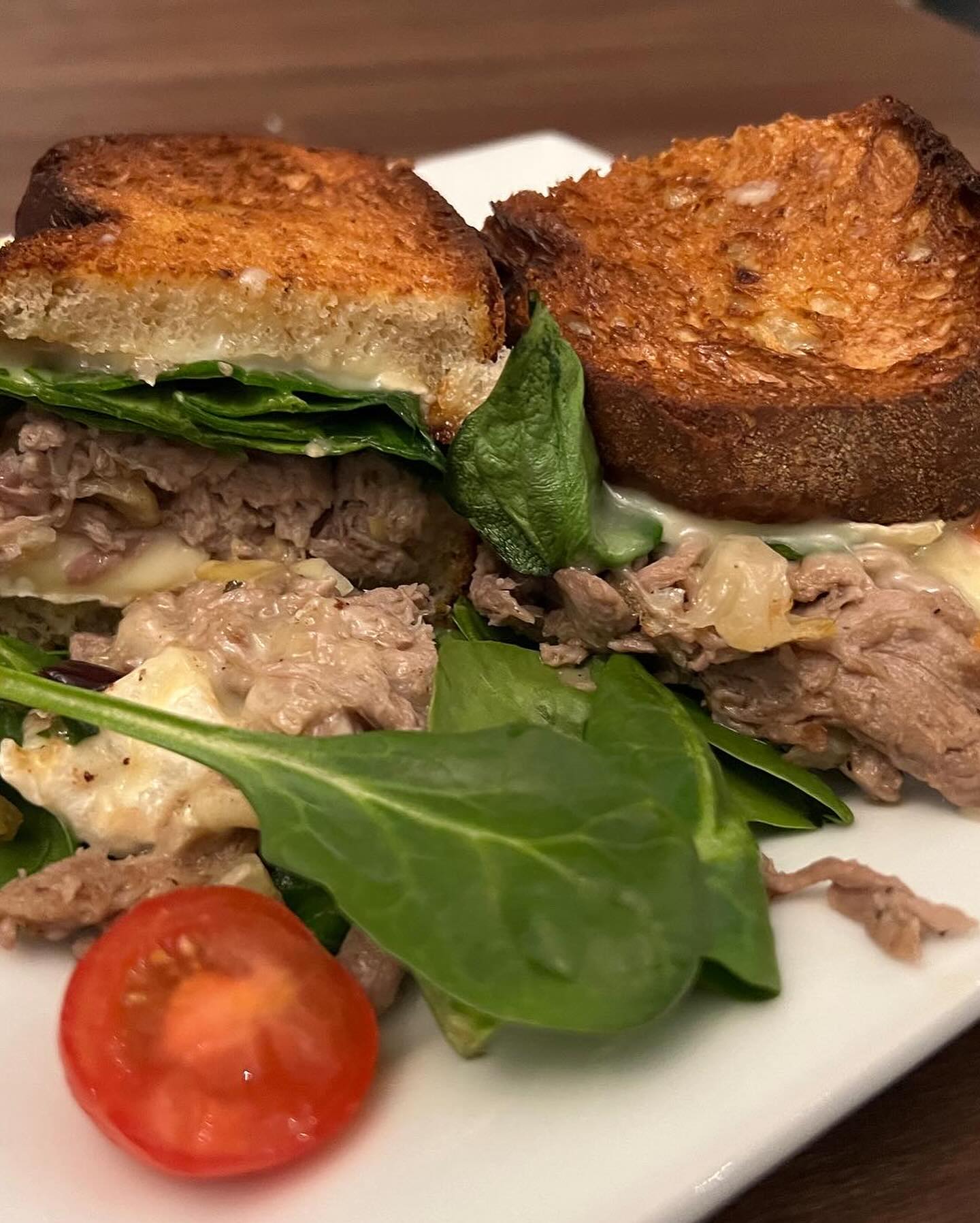 Notre grilled cheese au canard confit et notre soupe à l’oignon gourmande sont de retour !!
Our Duck Confit Grilled Cheese & our French Oignon Soup are back!!