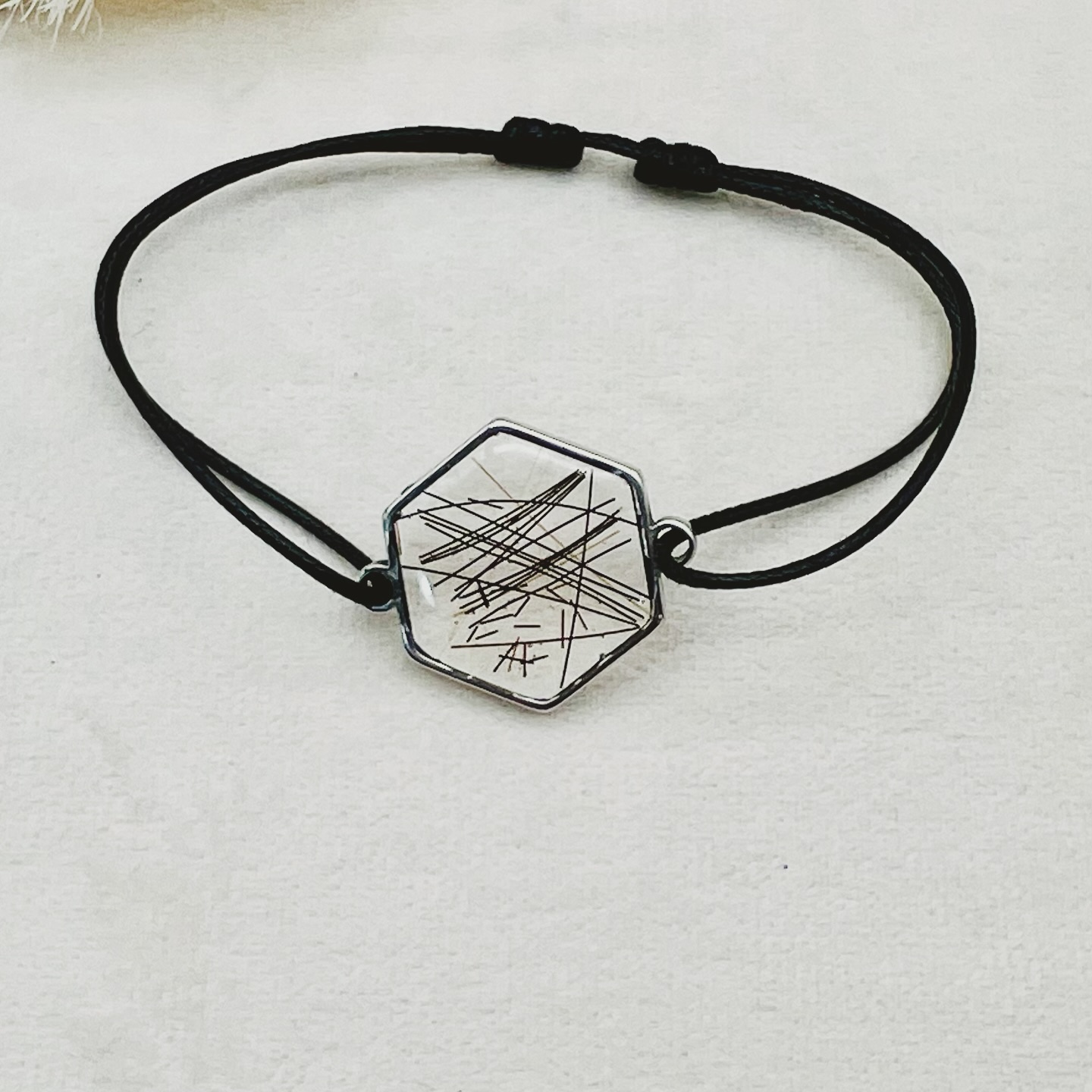 ✨ Bracelet Unique & Personnalisé ✨
Découvrez notre bracelet pour homme au design hexagonal, une création artisanale qui vous rapproche de ce qui compte pour vous. Chaque pièce est fabriquée avec soin, avec une incrustation personnalisée de poils de chien ou de crin de cheval, coulée dans de la résine époxy pour un rendu élégant et durable. Monté sur un cordon interchangeable, ce bijou unique vous accompagne partout, tout en portant un lien symbolique et intime avec votre compagnon de vie.
🎁 Offrez-vous ou offrez un cadeau qui a du sens! 💫
#braceletunique #bijoupersonnalisé #DesignHexagonal #BraceletHomme #bijouxsurmesure #resineepoxy #amoureuxdesanimaux #lieninoubliable #cadeauunique #bijouxartisanaux #styleélégan #madewithlove #cheval #horselove #horselife #bracelethomme