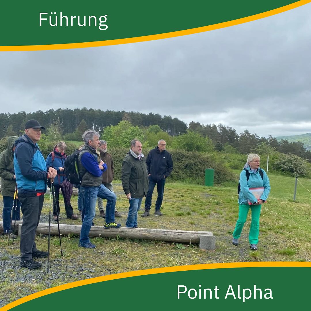 Am Freitag, den 3. Mai 2024, trafen sich die Mitglieder der IG Naturboten am Point Alpha bei Geisa für eine geführte Tour mit Ina Wagner. 📅🌳
Startpunkt war der Parkplatz vom US Camp. 🚗🇺🇸
Nach einer herzlichen Begrüßung von Ina erwartete uns eine spannende und eindrucksvolle Tour am Grünen Band 🌱, welches sich auf 1.393 km durch unser Land zieht. 🇩🇪✨
Viele Geschichten und Erlebnisse aus der Vergangenheit wurden erzählt. 🕰️📖 Zeitzeugen der Trennung von beiden deutschen Staaten konnten von ihren Erlebnissen berichten. 🇩🇪✌️
Insgesamt eine tolle Tour mit anschließender Einkehr in der Pizzeria in Geisa. 🍕🍻
Vielen Dank an Ina Wagner! 🙏
#rhönerheimat #rhön #rhoen #rhoen_tourismus #rhoenistschön #biosphärenreservat #biosphärenreservatrhön #naturführung #natur #kaltensundheim #geschichte #kirchenburg #thüringen #hessen