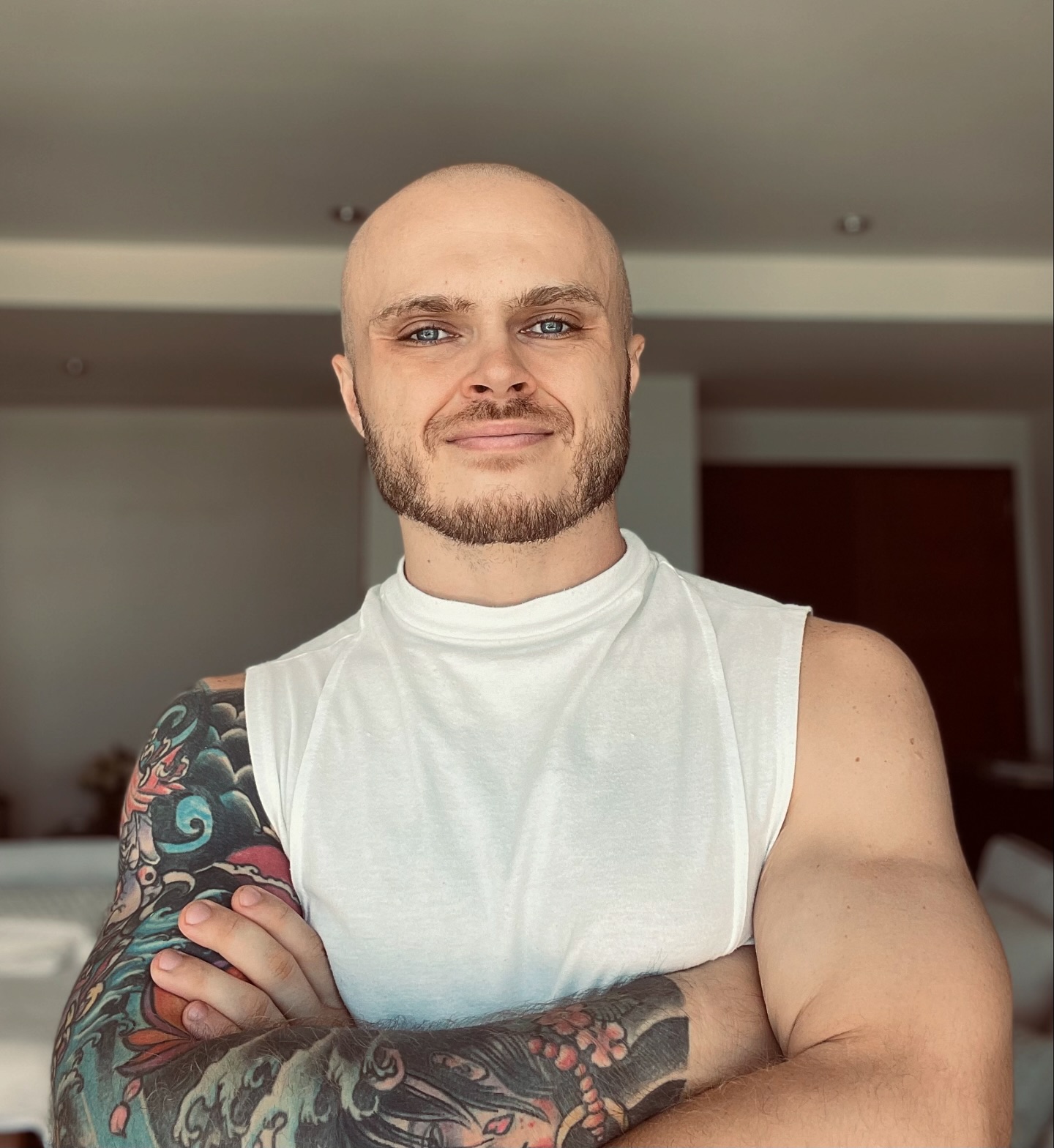 Hace siete años decidí convertirme en masajista. La base de mi decisión fue el deseo de ser útil a este mundo. Si estás buscando un buen masaje, estoy a tu servicio.