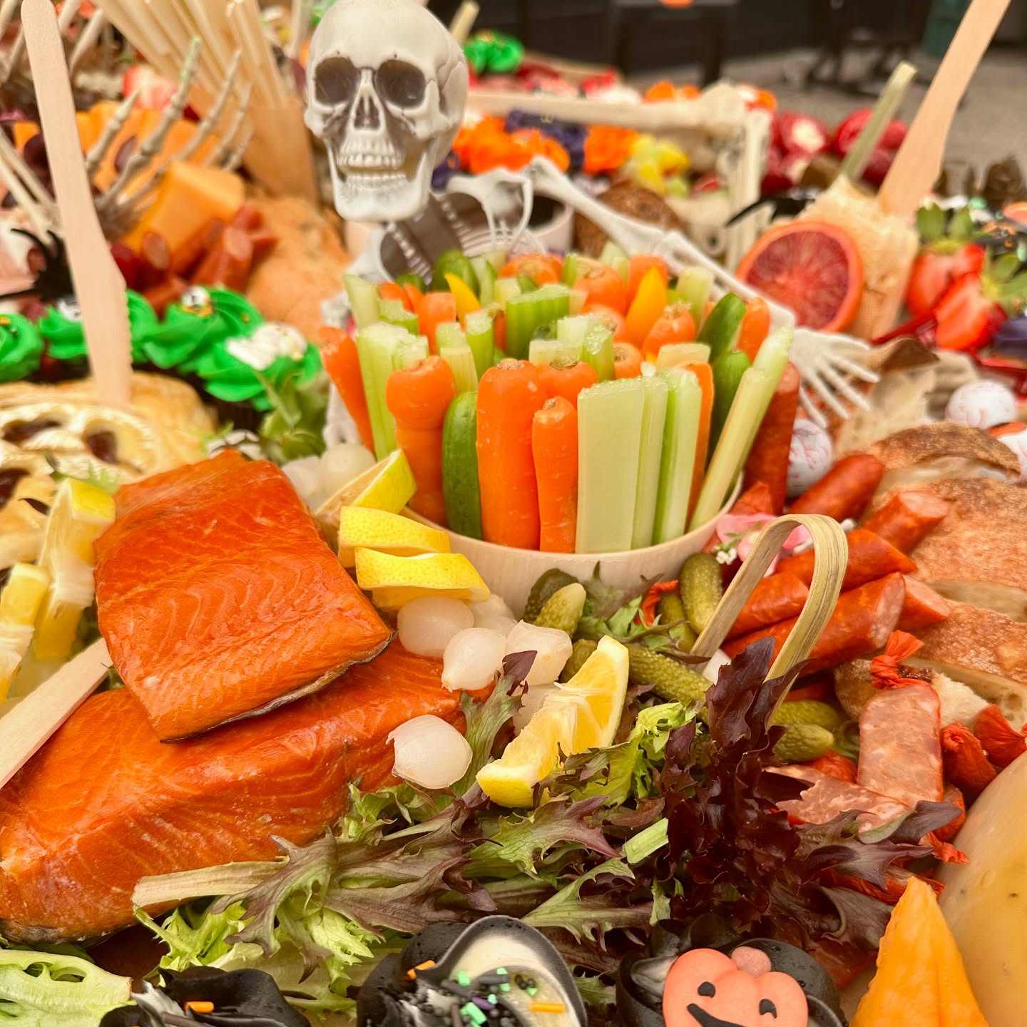 Happy Halloween @mediaworksnz Look at these gorgeous little cupcakes from @petalgifts, they made the best colourful sweet decorations and smelt Devine! #halloween #anyexcusetoparty #foodies