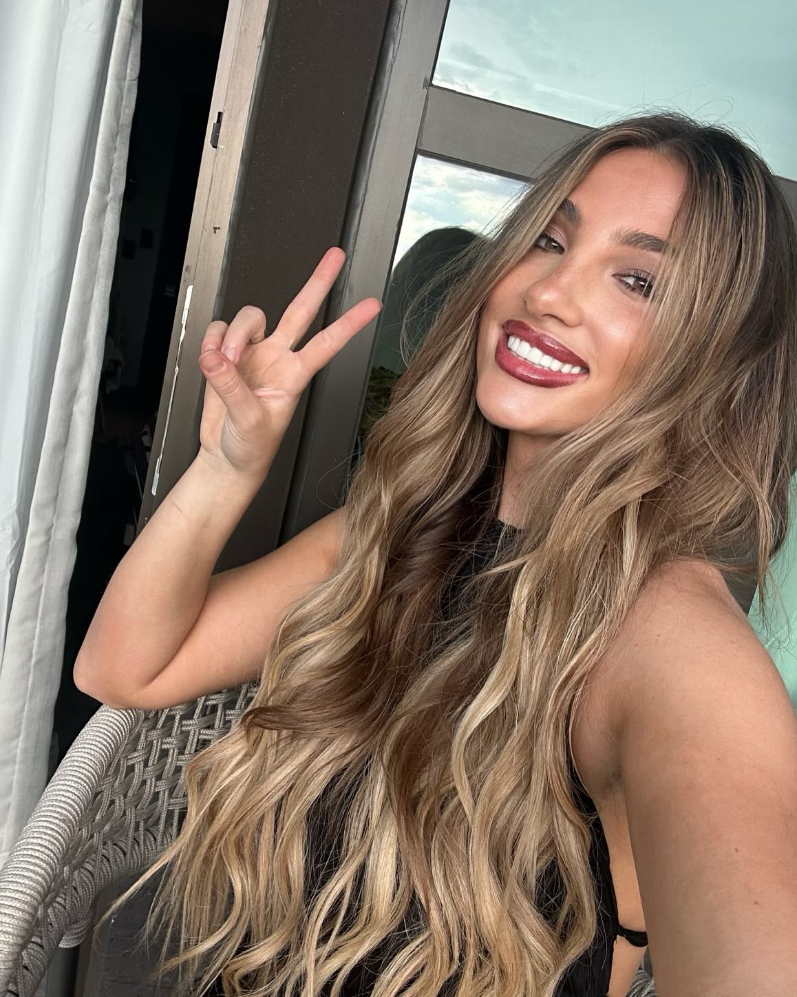 SMILE! It’s….
😄 Friday!
😄 Football season!
😄 Hockey season!
😄 Holiday season!
For this week’s Friday Feature, we like to feature @miajohnsonnnn’s beautiful smile Dr. Shieh transformed back in last December with 10 veneers to:
☑️ Straighten smile
☑️ Brighten smile
☑️ Create symmetry
☑️ Strengthen teeth
☑️ Widen smile
Love seeing Mia’s smile every time and it is truly captivating.
Speaking of Holiday Season, if you wish to have a new smile for end of the year festivities (i.e. Christmas or NYE), then book your formal in-person consultation now (link in bio)! Most smile transformation will take up to 2 months to complete and we’re running out of appointments and time!
#tgif #smile #smilemore #beautifulsmile #smilesmilesmile #sexysmile #happysmile #smilemaker #cosmeticdentistry #cosmeticdentist #topdentist #realself #smiletransformation #smilemakeover #confidence #selfindulgence #selfie #treatyourself #luxurylifestyle #pghsmiles #pittsburghdentist #pittsburgh #friyay #fall #seasons #wowsmile #dreamsmile #newyearnewyou #holidayseason #christmasgifts