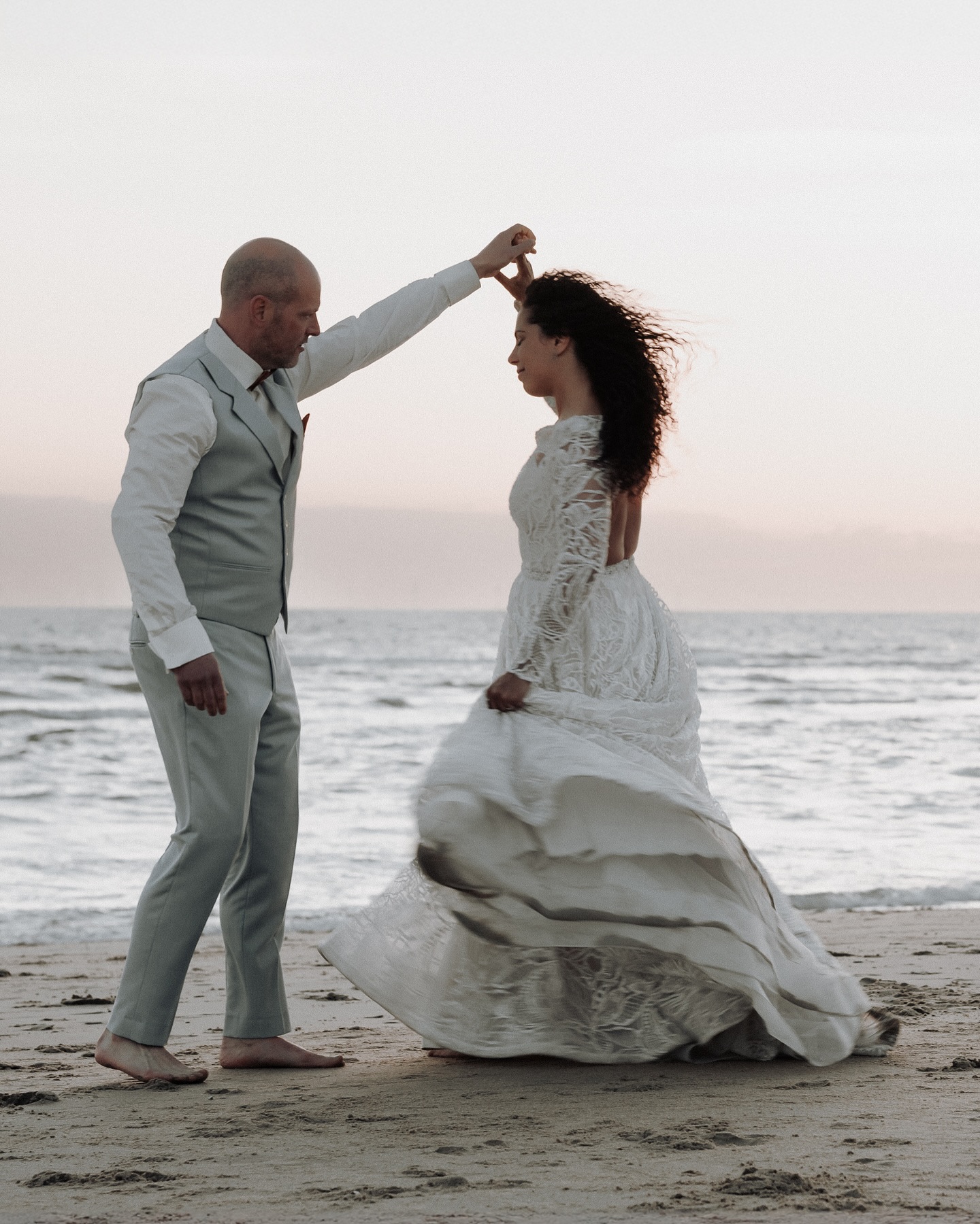 Mijn Wedding magazine heeft nu een frisse look gekregen. En hiervoor ging door wat oude trouwfoto’s om nieuwe leven in te blazen. Zo kwam ik deze twee plaatjes tegen. Zoveel mooie herinneringen die ik nog niet heb gedeeld met jullie!
Ben zoow blij met de nieuwe magazine. Deze heeft nu minder woorden, maar meer plaatjes. Want beelden zeggen meer dan woorden ;)