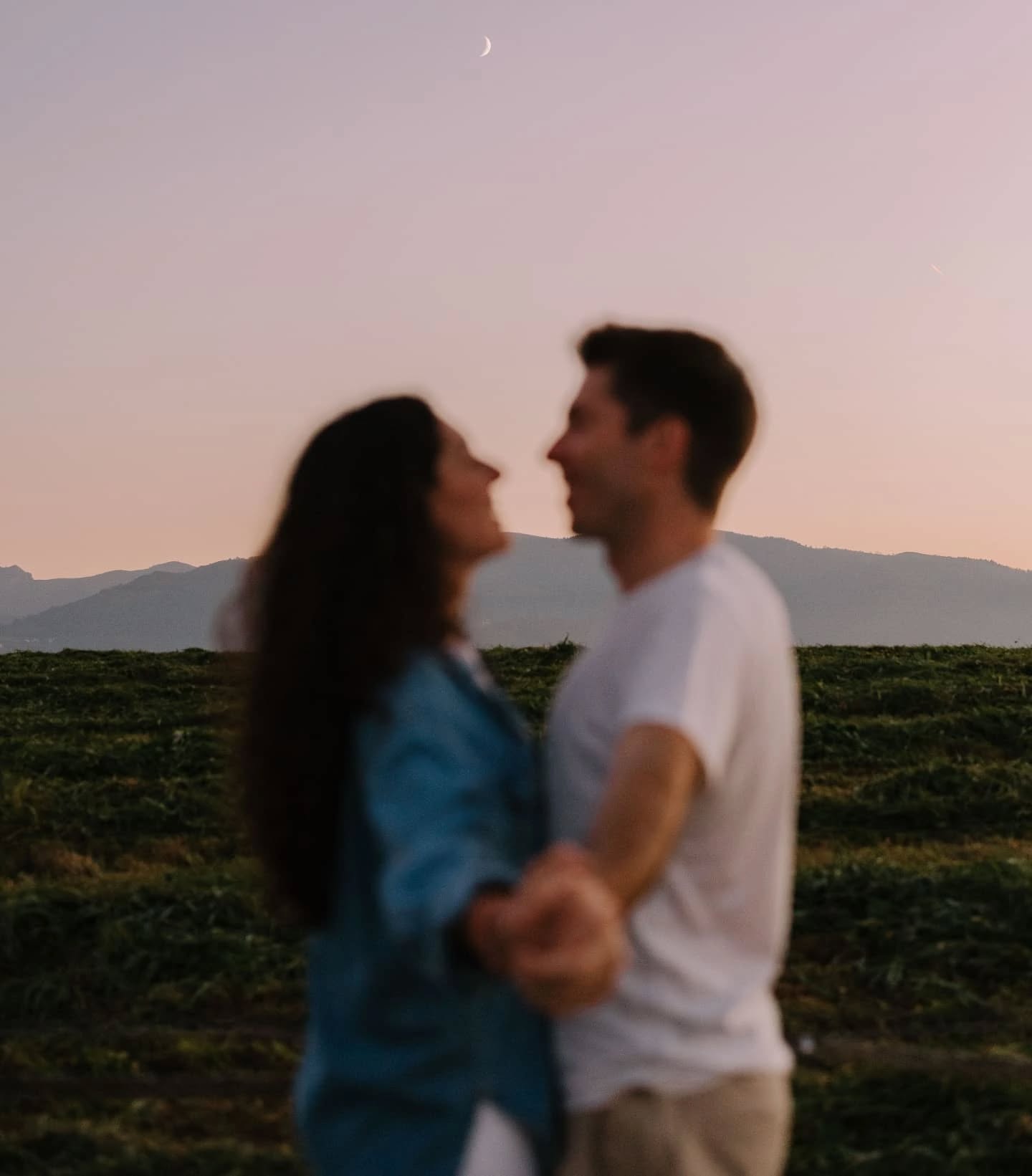 Cuánto tiempo sin pasar por aquí y cuántas bodas y sesiones bonitas nos quedan todavía por enseñar.
Esta semana he visto salir la luna dos veces cerquita del mar, el miércoles fue con ellos en Zarautz 💛
Noviembre que parece verano en una costa preciosa llena de barquitos al atardecer.
Eskerrik asko J+J, 23an kilikili ta barre gehixa!