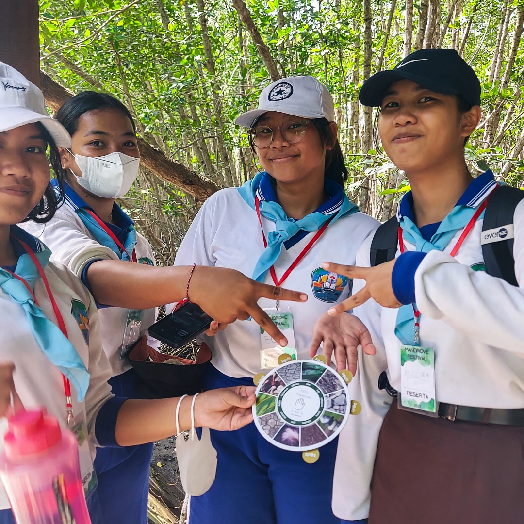 🌿🎲 Celebrating the Bali Mangrove Festival 2023, Ecogames.net, @undaanyar, and @purikauhanubud have collaborated to connect students with the unique mangrove ecosystem through interactive and educational games. At the heart of this celebration, our Nature Adventure cards and Eco Treasure game transform the journey through the mangrove forest into an exciting educational adventure, helping students recognize and appreciate the diversity of flora and fauna. 🌱
During this dynamic event, Ecogames.net combined learning with nature hunt! Students from various schools learned about the ecological importance of mangroves in stabilizing coastlines and supporting marine life while actively engaged in nature exploration, discussion, and work together to present their findings!
Let’s collaborate together to combine education with hands-on activities & bring dynamic sustainability inclusions to your events!
#EcoGames #MangroveConservation #EnvironmentalEducation #BaliEvents #SustainableLearning #EnvironmentalActivation #GamesforEvents
________
🌿🎲 Merayakan Festival Mangrove Bali 2023, Ecogames.net, @undaanyar, and @purikauhanubud berkolaborasi untuk mengenalkan ekosistem unik mangrove ke siswa melalui permainan edukatif dan interaktif. Inti dari perayaan ini, kartu petualangan Alami dan permainan Eco Treasure kami mengubah perjalanan melalui hutan mangrove menjadi petualangan pendidikan yang seru, membantu murid mengenali dan menghargai beragam flora dan fauna. 🌱
Selama acara dinamis ini, Ecogames.net menggabungkan pembelajaran dengan penjelajahan alam! Siswa-siswa dari berbagai sekolah belajar tentang pentingnya ekologi mangrove dalam menjaga garis pantai dan mendukung kehidupan laut, sambil aktif menjelajah alam, berdiskusi, dan bekerja sama untuk mempresentasikan temuan mereka!
Ayo berkolaborasi untuk menggabungkan edukasi dengan aktivitas praktis & menghadirkan elemen keberlanjutan yang dinamis di dalam acaramu!
#EcoGames #KonservasiMangrove #EdukasiLingkungan #AcaraBali #PembelajaranBerkelanjutan #AktivitasLingkungan #GamesEvent