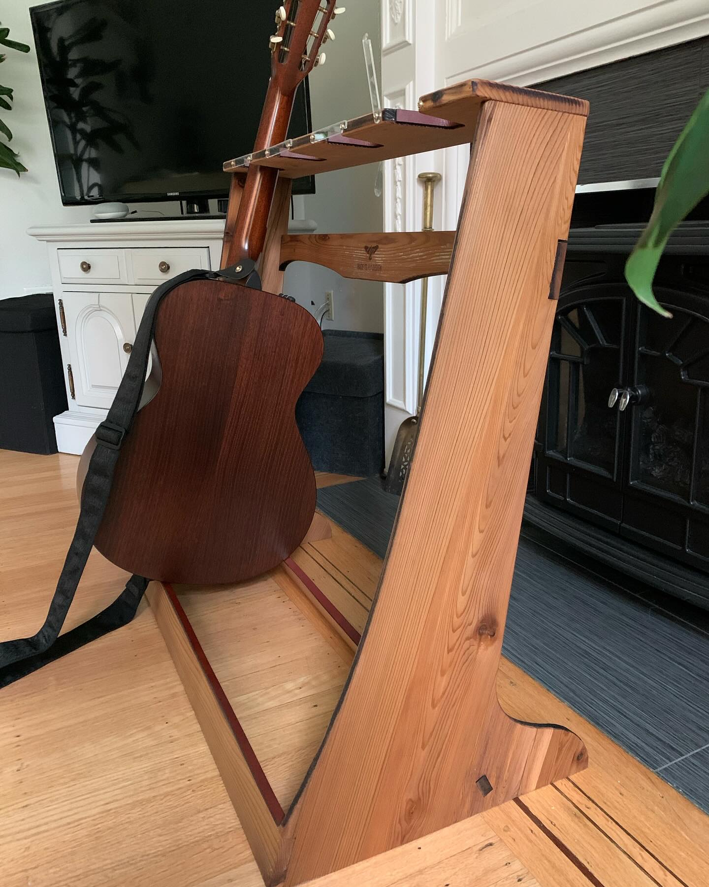 Custom 4 guitar stand from reclaimed cedar, leather and plexiglass #guitarstand #guitarpaddles