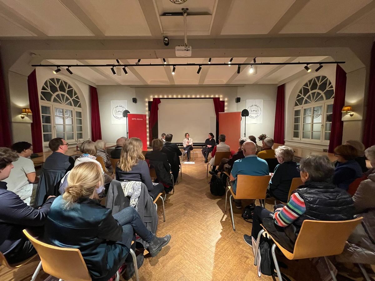 Die Zukunft der Hamburger Sozialpolitik, die Maßnahmen im Rahmen der Age-friendly City, Digitalisierung und Entbürokratisierung, die Krankenhausreform, aber auch Fragen zur Pflege haben wir - die AG60 Plus mit @ilonaschulzmuller und ich - gestern gemeinsam mit der Sozialsenatorin Melanie Schlotzhauer und vielen Interessierten diskutiert. Wir stehen vor großen Herausforderungen, insbesondere durch den sich verschärfenden Fachkräftemangel, der auf eine immer höhere Lebenserwartung trifft. Ich bin froh, dass die Senatorin hier große Verantwortung übernimmt und diese Themen auch als Koordinatorin der SPD-regierten Länder aktiv vertritt.