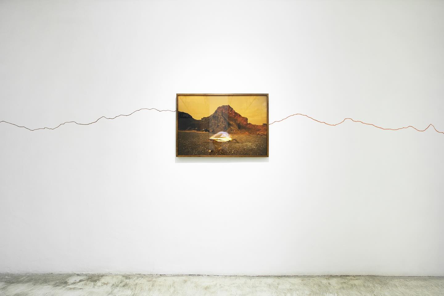 Gracias por acompañarnos a la inauguración de
“IMPERMANENCIA EN MARTE”
Exposición abierta al público de lunes a viernes
Horario 09:00 a 14:00 hrs - 16:00 a 19:00 hrs
Por: Manuel Díaz
Curaduría: Marcela Chao
Impermanencia en Marte es un proyecto multidisciplinario que examina la muerte humana y sus rituales dentro del contexto del planeta Marte. La muerte, como el límite último de la existencia, nos enfrenta a la fragilidad de la vida, dándole un sentido y valor que emerge de su temporalidad. Al mismo tiempo, nos impulsa a explorar lo desconocido, buscando respuestas sobre lo que yace más allá de lo tangible, mientras nos confronta con emociones profundas como el temor, la nostalgia y la pérdida.
#exposicion #oaxaca #arte #exposiciondearte #art #contemporaryart #illustration #photography #artsy #instaart #graphic #artgram #shopart #instagood #creative #buyart #gallery #shop #onlineshop #beautiful #art #contemporaryart #illustration #photography #artsy #graphic #masterpiece #artgram #instagood #creative