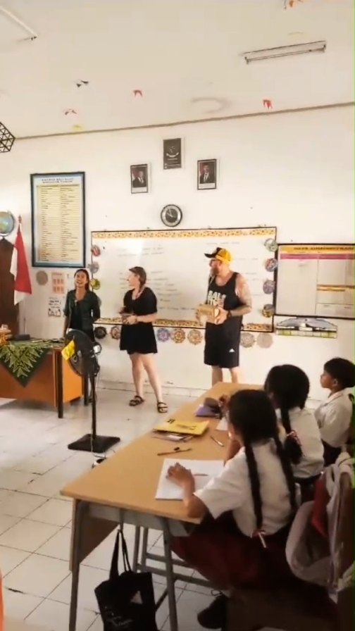 On Wednesday we delivered some of the extra Halloween treat bags to a beautiful little school in Seminyak (where Dollar's daughter is in class), and what an absolute delight it was!!!
Thank you @dollar_id for looking after us SO well, and for sharing your family, you have made a huge impact on us and we are so very grateful for you ❤️