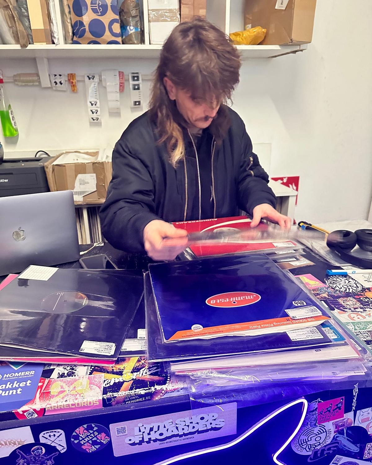 At @warrecordsantwerp to expand our vinyl collection!
#vinyl #warrecordsantwerp #beatfabriek #electronicmusic #community #music