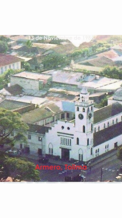Se cumplen 39 años de la tragedia de Armero, un evento que marcó profundamente la historia de Colombia. Antes del fatídico 13 de noviembre de 1985, Armero era uno de los municipios más prósperos del Tolima. Fundada en 1895, la ciudad se desarrolló rápidamente gracias a su ubicación estratégica y su papel clave en la economía agrícola del país. Era reconocida como la "Ciudad Blanca" por sus vastos cultivos de algodón y por el color de sus paisajes durante la cosecha. Además de ser el segundo municipio más importante del Tolima, después de Ibagué, Armero también contaba con infraestructura en crecimiento: escuelas, hospitales, industrias y un comercio activo, lo que la convertía en un símbolo de desarrollo en la región.
Con una extensión de 250 hectáreas y una población de más de 29,000 habitantes, Armero era mucho más que un pueblo; era una ciudad vibrante con una vida social y económica sólida. Sin embargo, el lahar que descendió desde el Nevado del Ruiz aquella noche arrasó con más de 3.000 hectáreas del territorio, sepultando el 90% de la ciudad en cuestión de minutos.
Hoy recordamos no solo a quienes perdieron la vida, sino también a aquellos sobrevivientes que enfrentaron una doble tragedia al vivir las fallas sistémicas que agravaron su dolor y desesperación. La tragedia de Armero es un recordatorio de la importancia de estar preparados para los desastres. A raíz de este suceso, Colombia desarrolló una política de gestión del riesgo, convirtiendo la protección y seguridad de las comunidades en una prioridad nacional para prevenir futuras tragedias.
#armero #nuncaolvidar #gestiondelriesgo