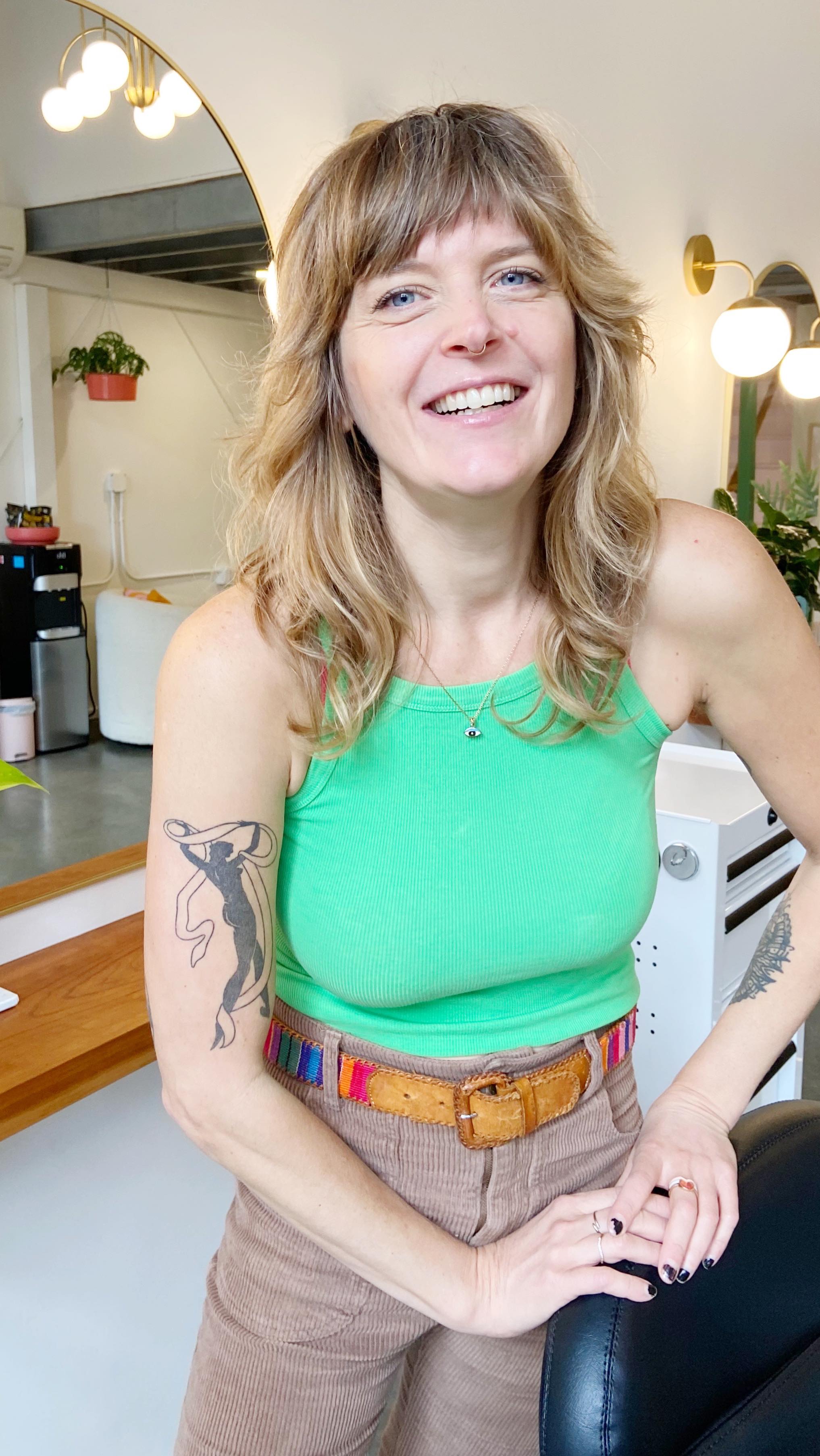 Jill is back from Chicago and ready to go! If you’re a last minute person- she has openings this week, come check her out! You can also book ahead to make sure you’re set up for the holidays ✨
She’s offering 20% off your service- so this is a great time to come in and check her out🤩 Book online! Link in bio✨
