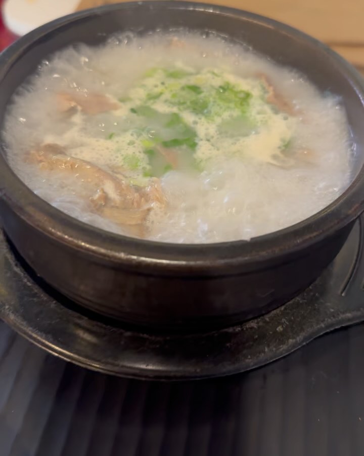Rainy day got you craving something warm? π§οΈπ² Head to Hansik Town for a cozy bowl of #Sullungtang! ππ₯ The perfect soup to beat the chill!
#RainyDayVibes #SoupSeason #KoreanComfort #WarmUpYourDay #HansikTown #ComfortFood #soupgoals