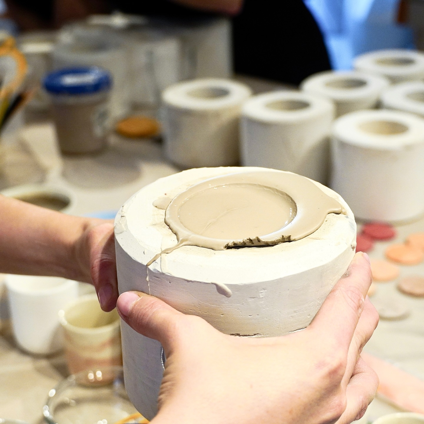 ¿Quién NO amaría participar en una tarde creativa? 🌅🧡
Hacemos esta pregunta ya que tenemos…
🥁
¡Nuevas fechas para nuestro Workshop de Marmoleado! ✨
( link directo en nuestra BIO)
Este workshop es perfecto para disfrutar de una tarde creativa y sumergirte en el arte de la cerámica creando tu propio set de tazas únicas con hermosos efectos marmoleado gracias a la técnica de vaciado en moldes de yeso.
Tenemos DOS nuevas fechas para que nadie se quede fuera 🗓️
Recuerda que son cupos limitados 🤭
Es una muy buena instancia para crear con tus propias manos un regalo de Navidad original para tus seres queridos 🫶🏻 o para ti mismo 😈
🎨 ¡Inspírate y motívate en hacer algo especial este fin de año! 🌞