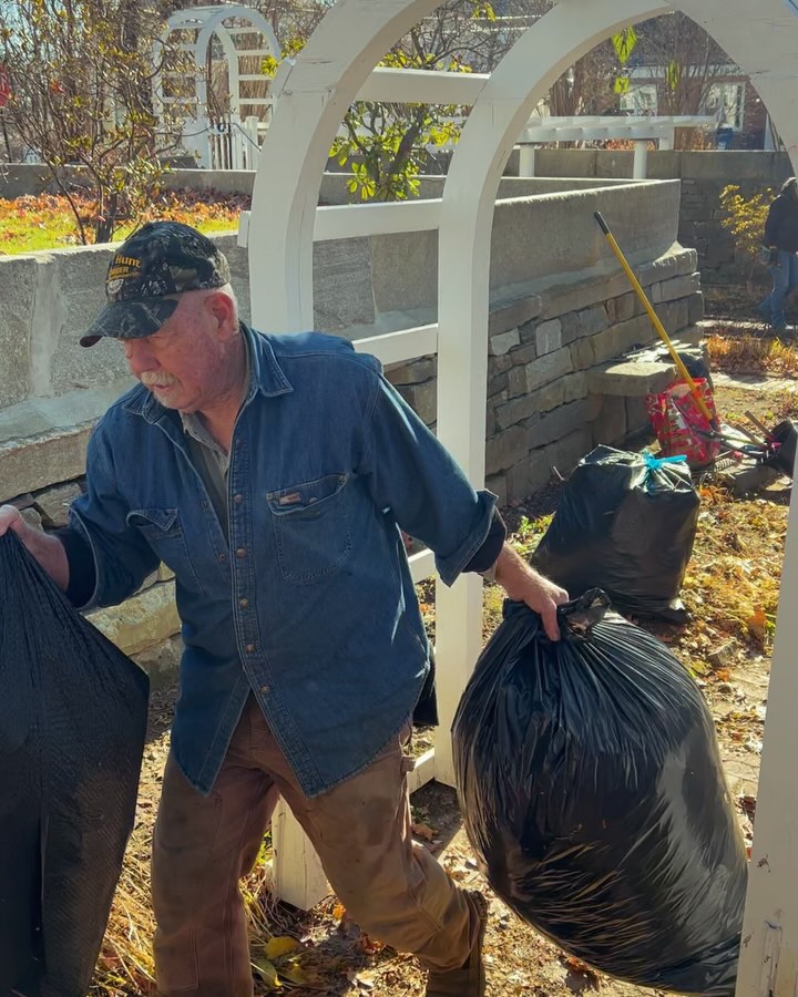 Many hands makes for light work, and cheerful conversation makes for a good time.
Fall cleanup at the Sunken Garden.
#sunkengarden #gardenclubofwiscasset #gardening #fallcleanup #historicgarden #gardenclubofamerica