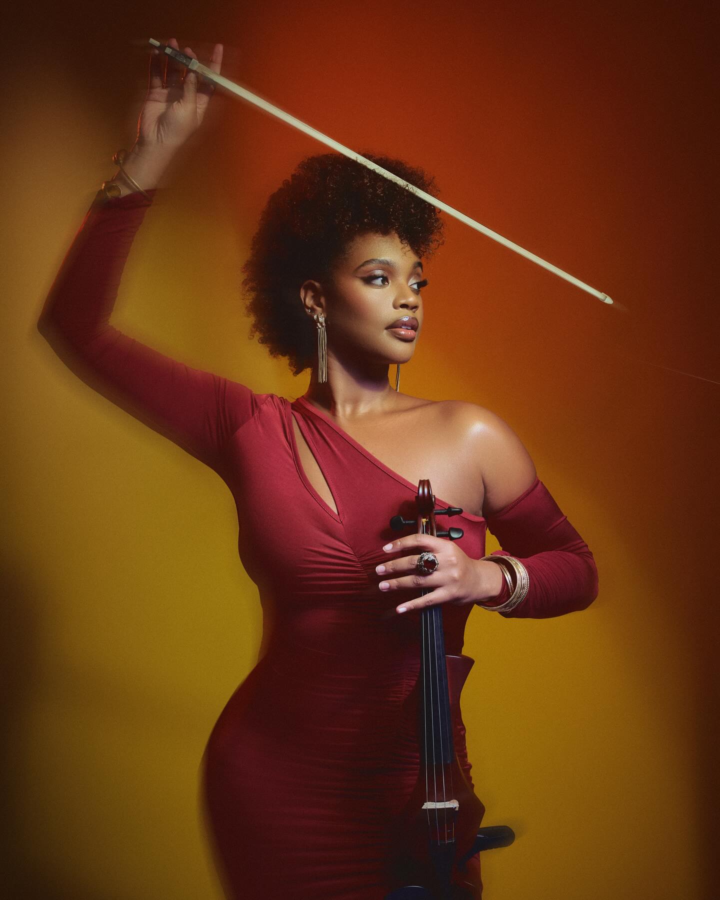 Une séance pleine d’élégance et de créativité ! Merci à Jérémie pour cette superbe capture et à Afroline pour sa grâce. 🌟
📸 Photographe : @jeremie.bokeh
🎻 Modèle : @iamafroline
📍 Studio : @lfl.studios
À tous les photographes et vidéastes qui passent par notre studio, n’hésitez pas à nous envoyer vos créations ! Nous serons ravis de les partager. 🙌
#lflstudios #ShootingStudio #Créativité #PartageArtistique