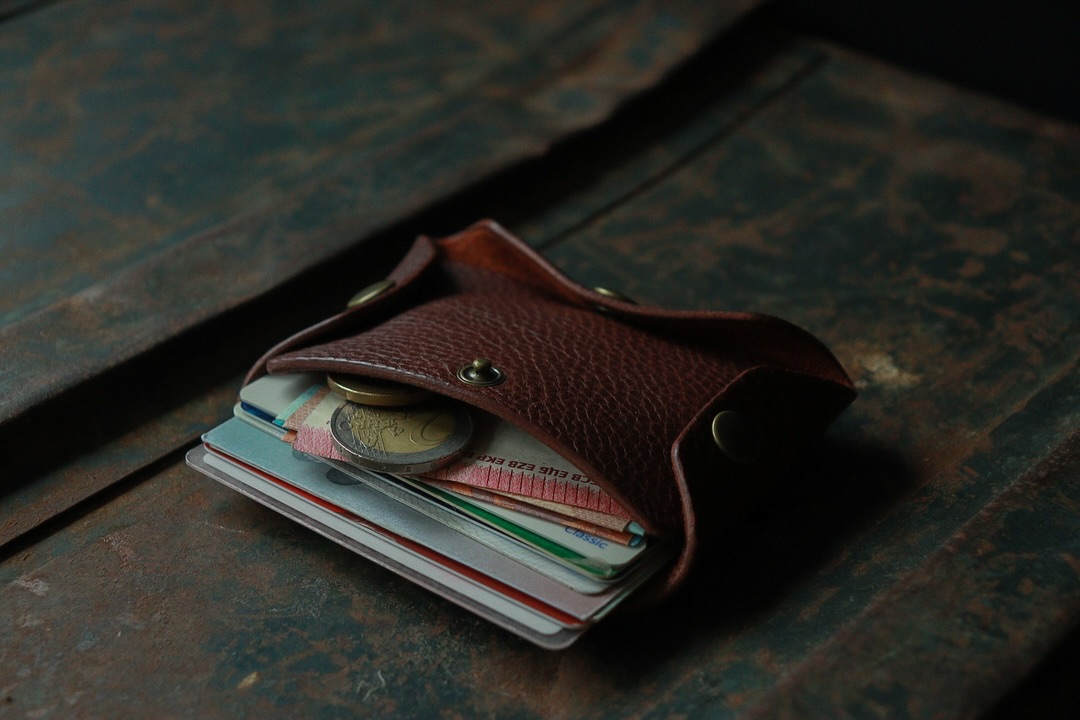 LIGHTHOUSE minimalist wallet in brown Minerva Box leather.
Online store link in BIO.
#nemoleathergoods #minimalistwallet #minimaliststyle #cardholder #leatherwallet #leathercardholder #minimalistcardholder #nostitchwallet #origamiwallet #ruggedstyle #heritagestyle #redwingstyle #minervabox #madeinfrance #fabriquéenfrance #portefeuillepersonnalisé #portefeuille #portecartes #slowfashion #gentelmanstyle